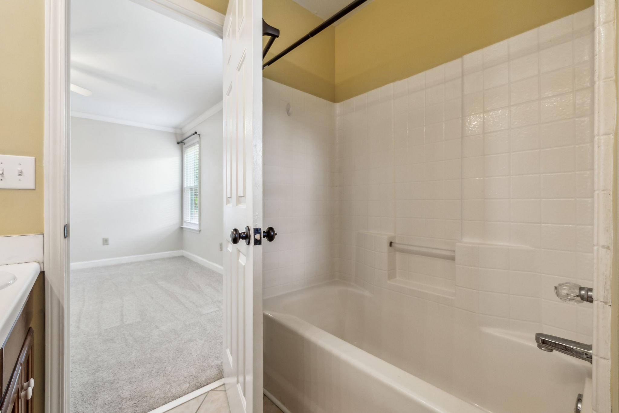 304 Roslyn Ct