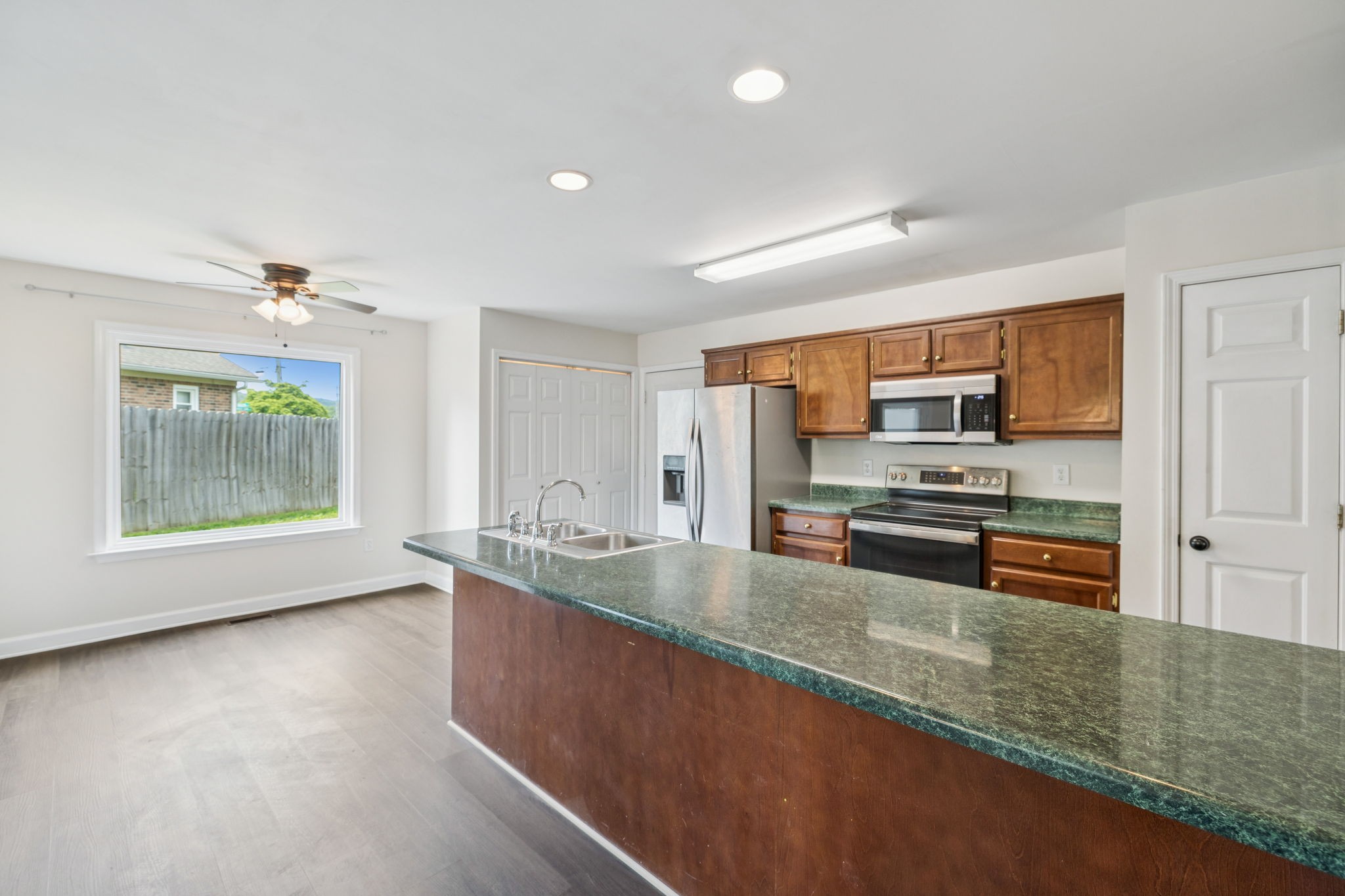 304 Roslyn Ct