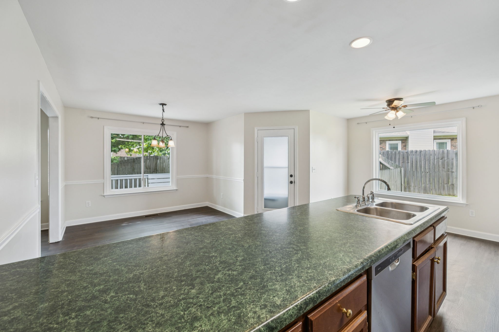 304 Roslyn Ct