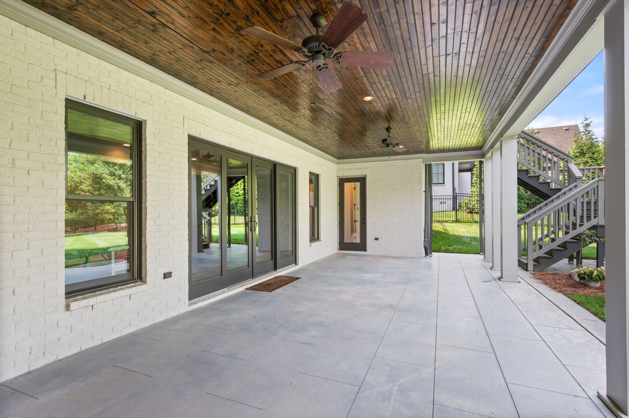 1542 Amesbury Ln