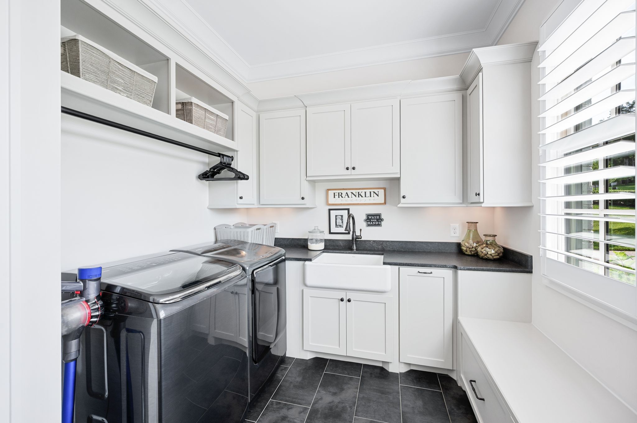 1542 Amesbury Ln