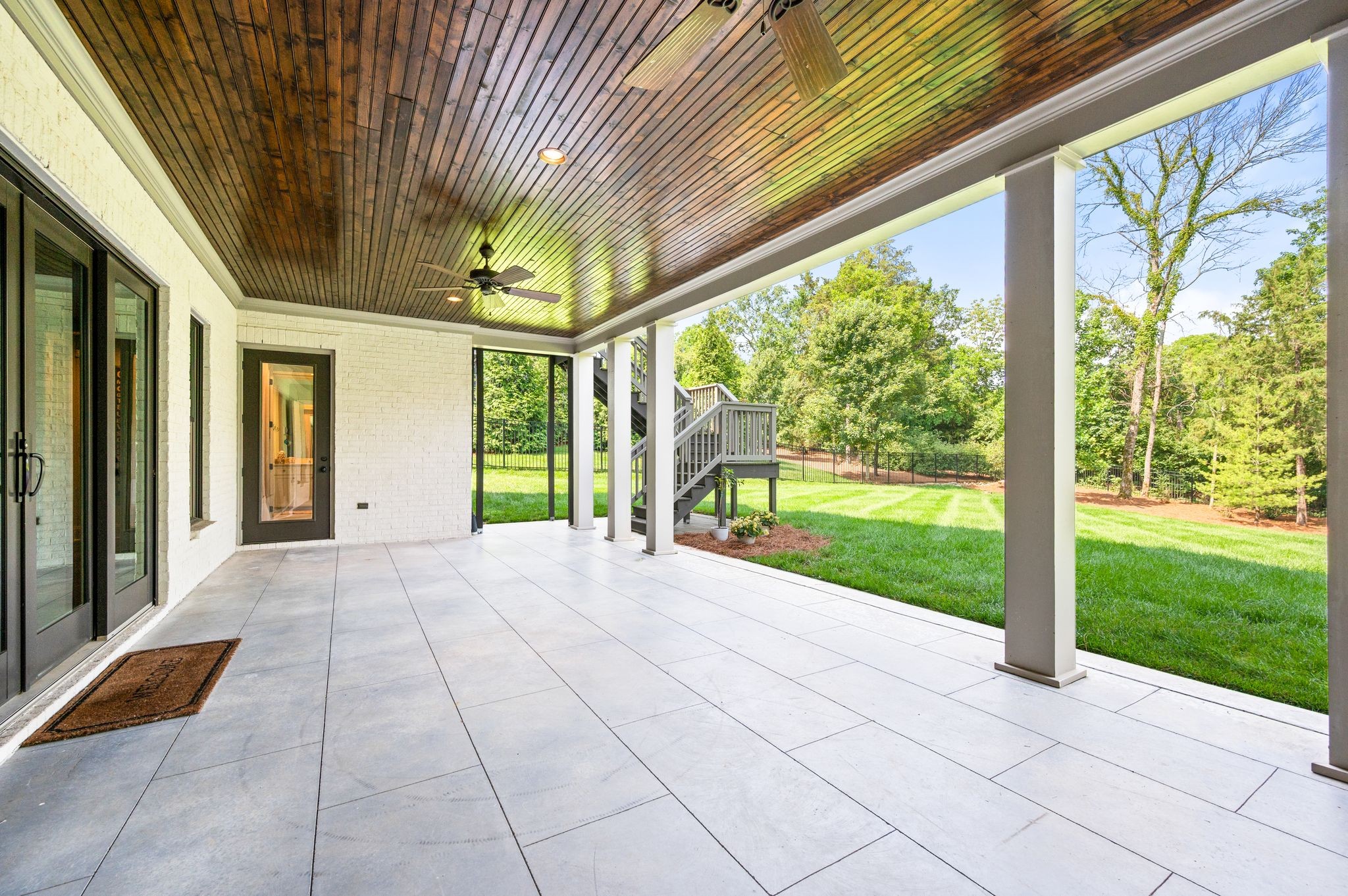 1542 Amesbury Ln