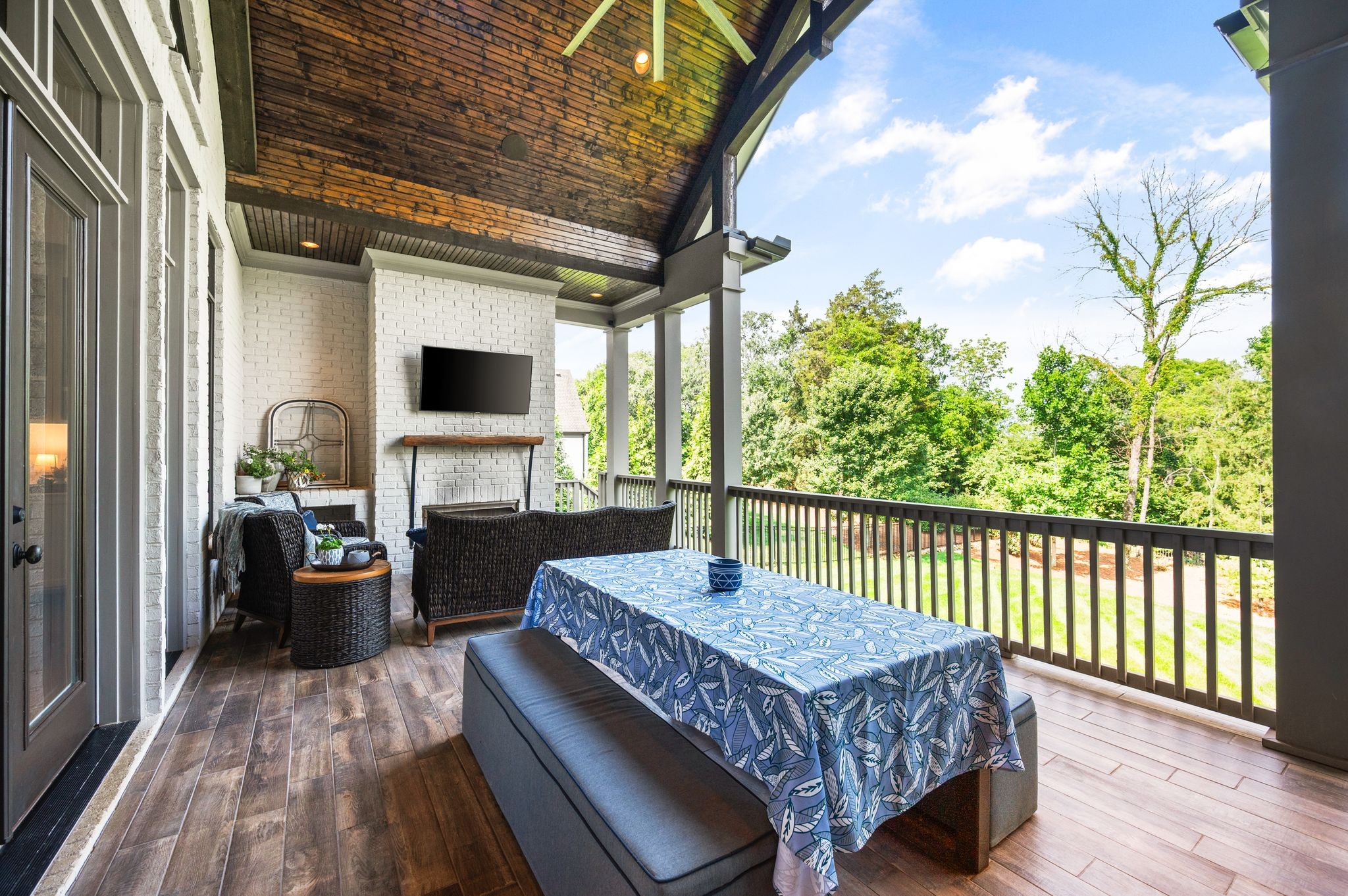 1542 Amesbury Ln