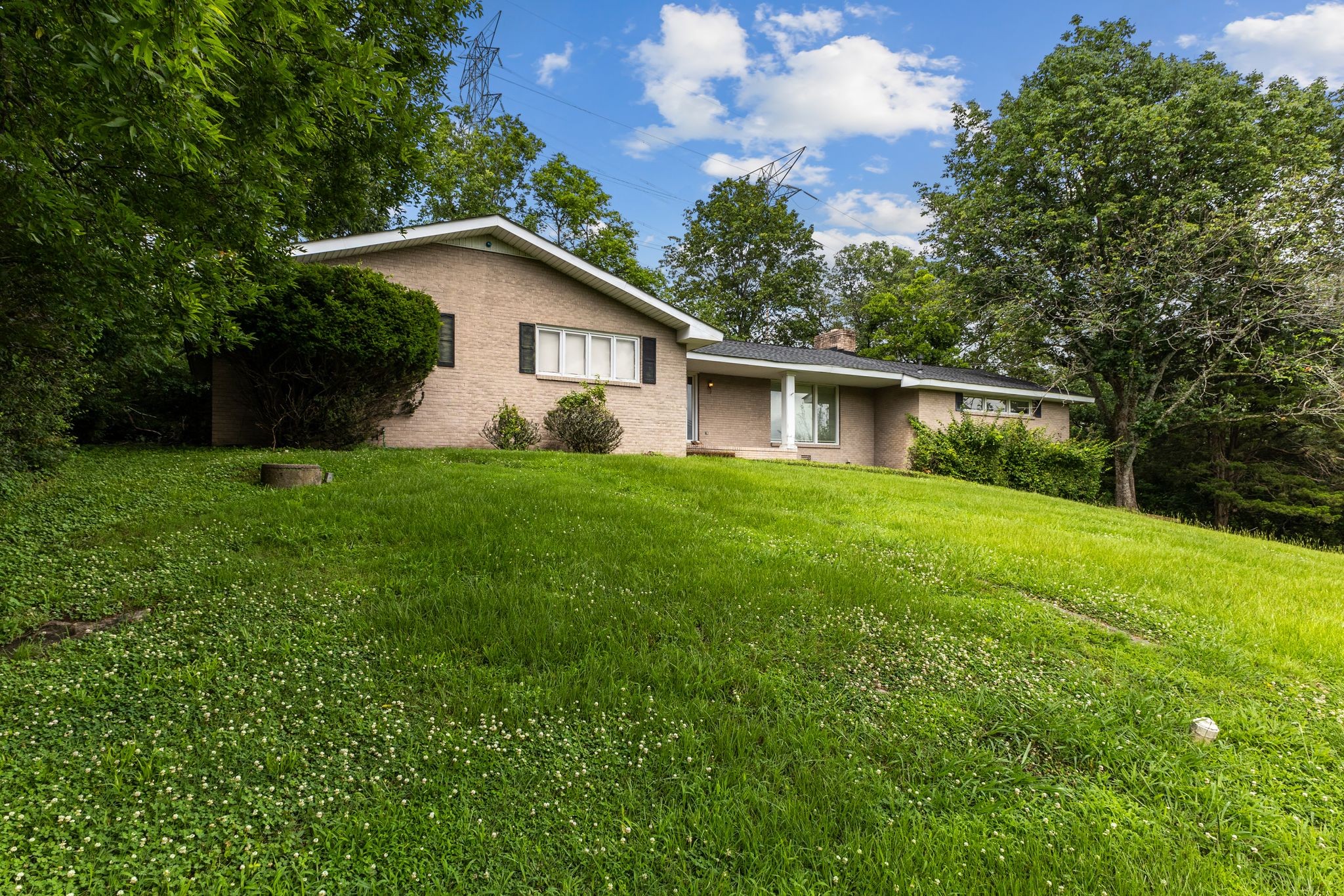 824 Forest Hills Dr