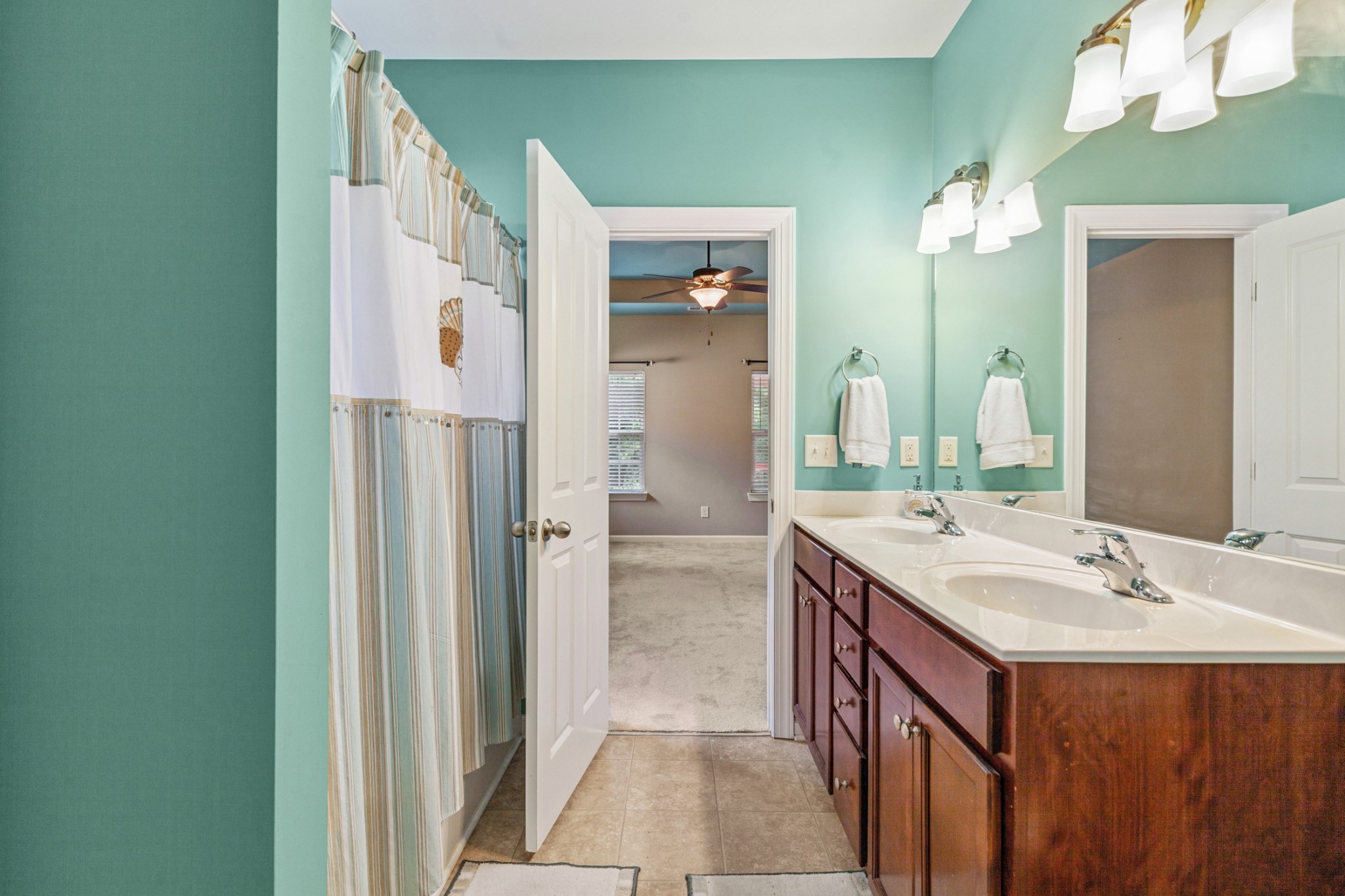 2438 Duxbury Dr