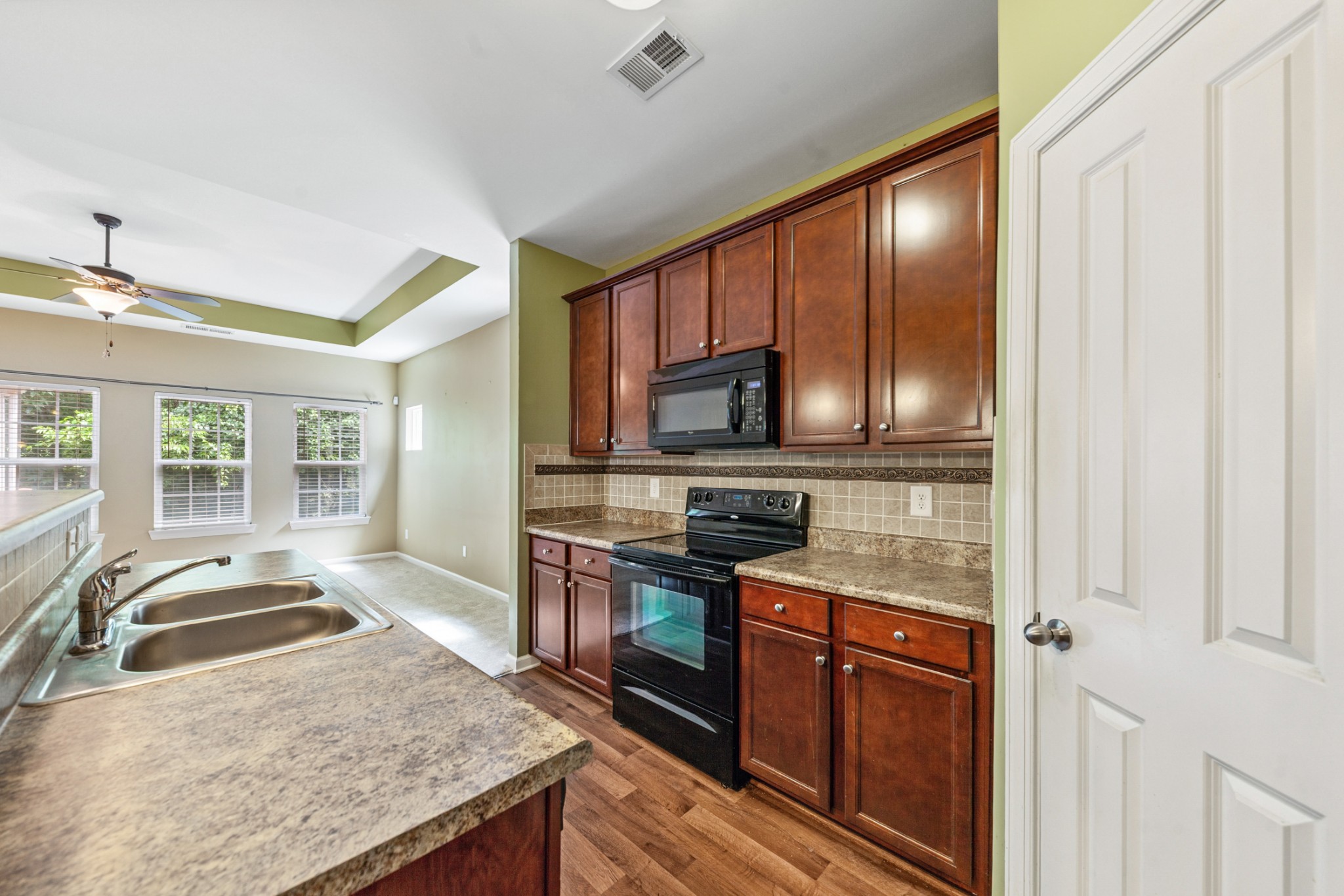 2438 Duxbury Dr