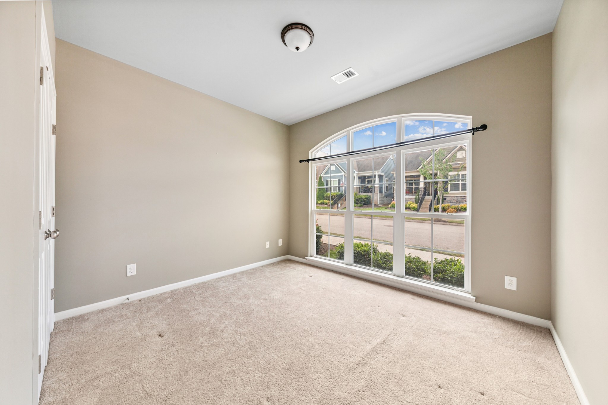 2438 Duxbury Dr