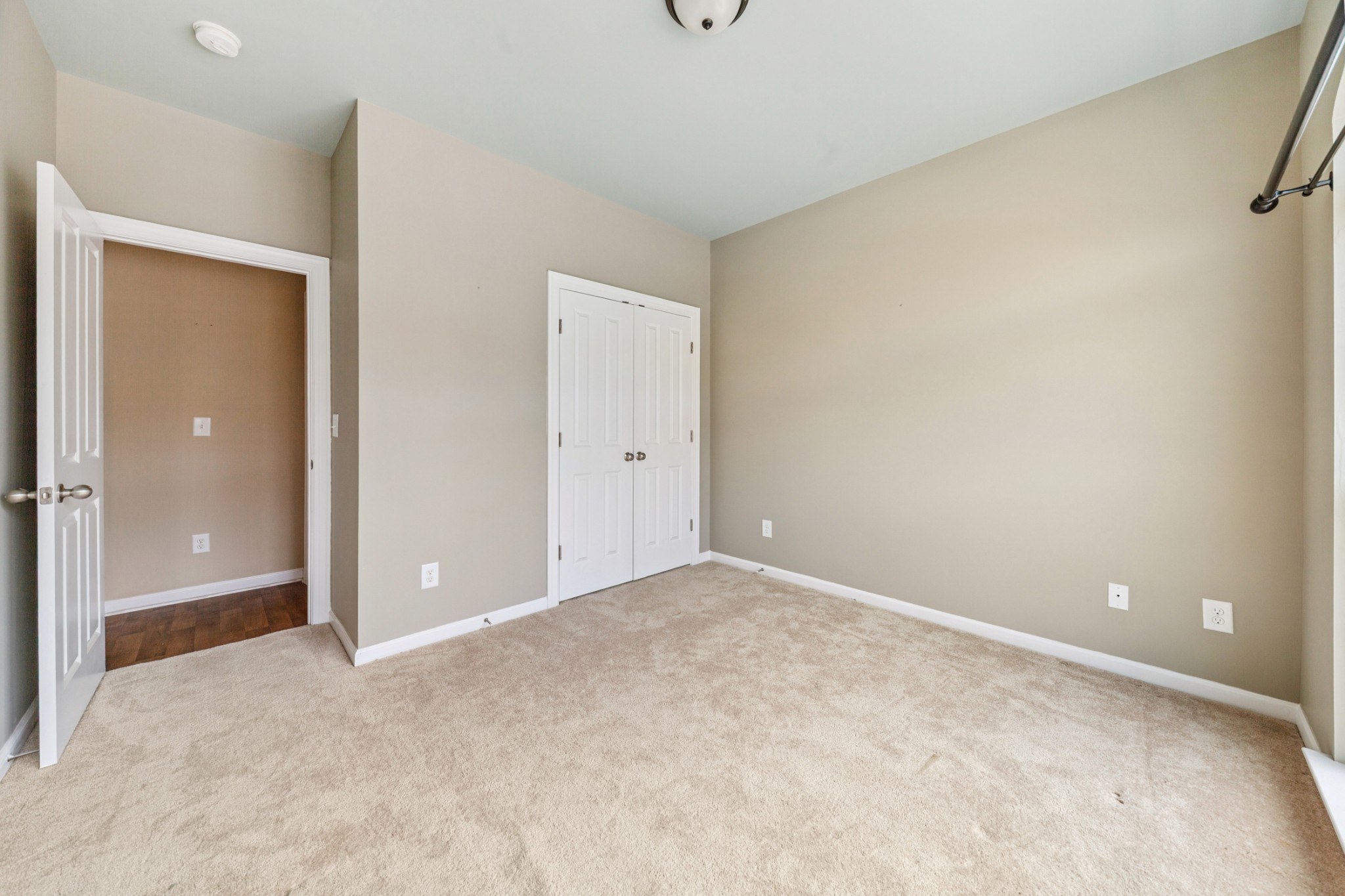 2438 Duxbury Dr
