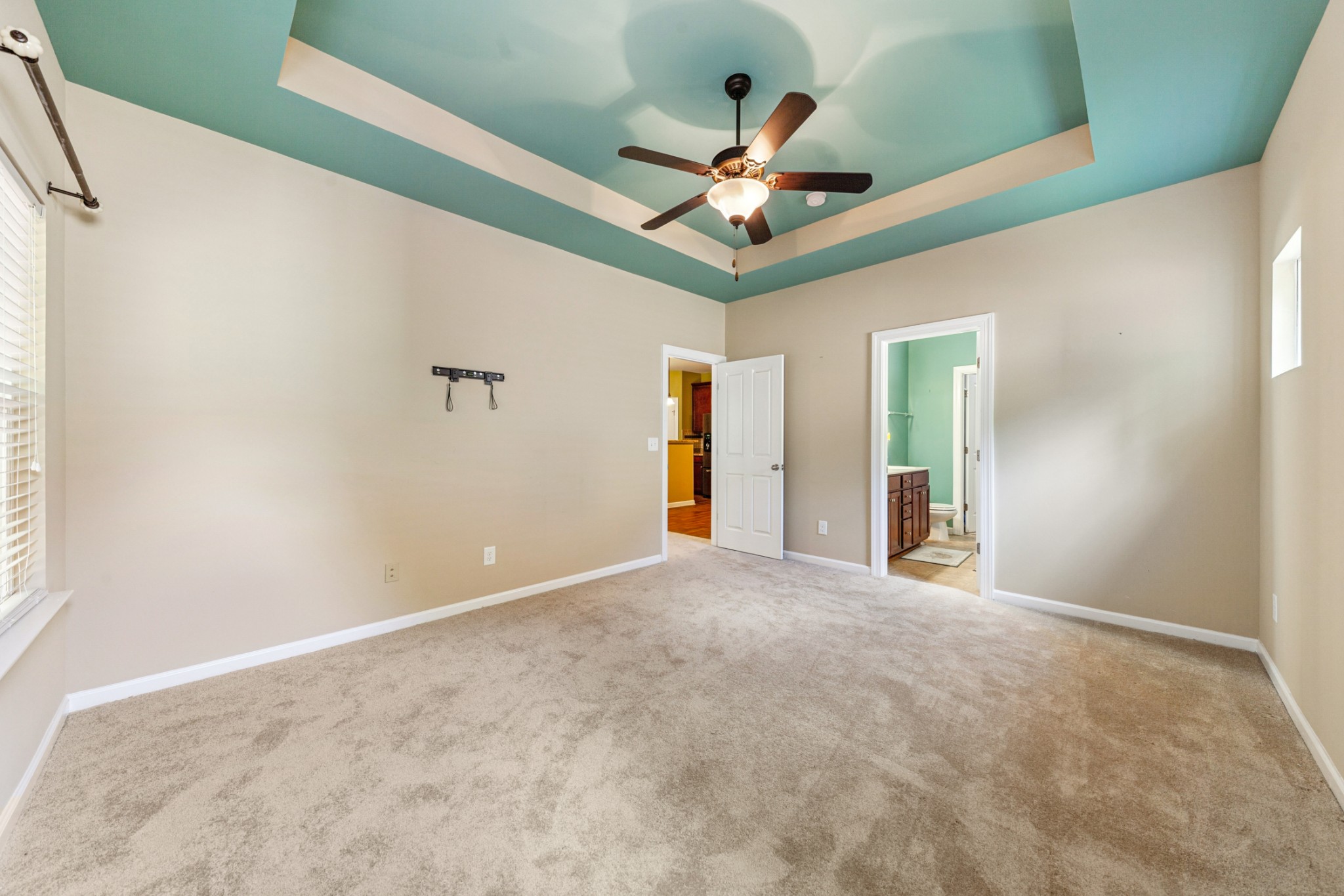 2438 Duxbury Dr