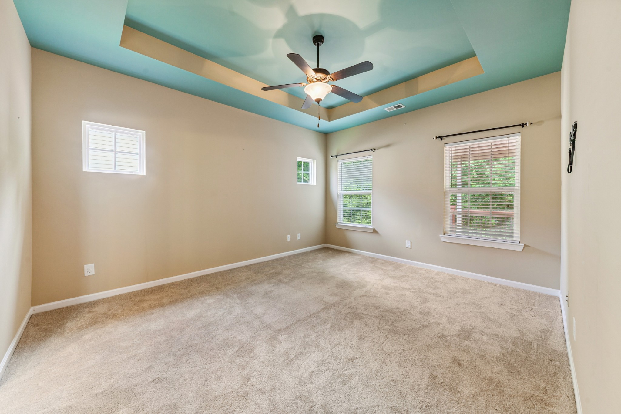 2438 Duxbury Dr