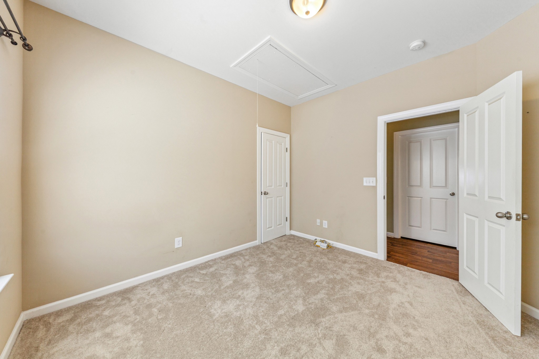 2438 Duxbury Dr
