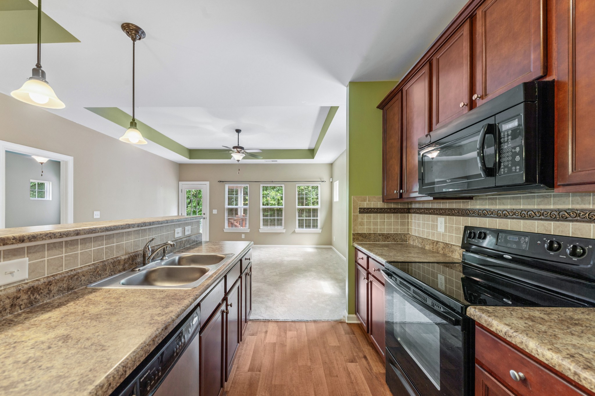 2438 Duxbury Dr