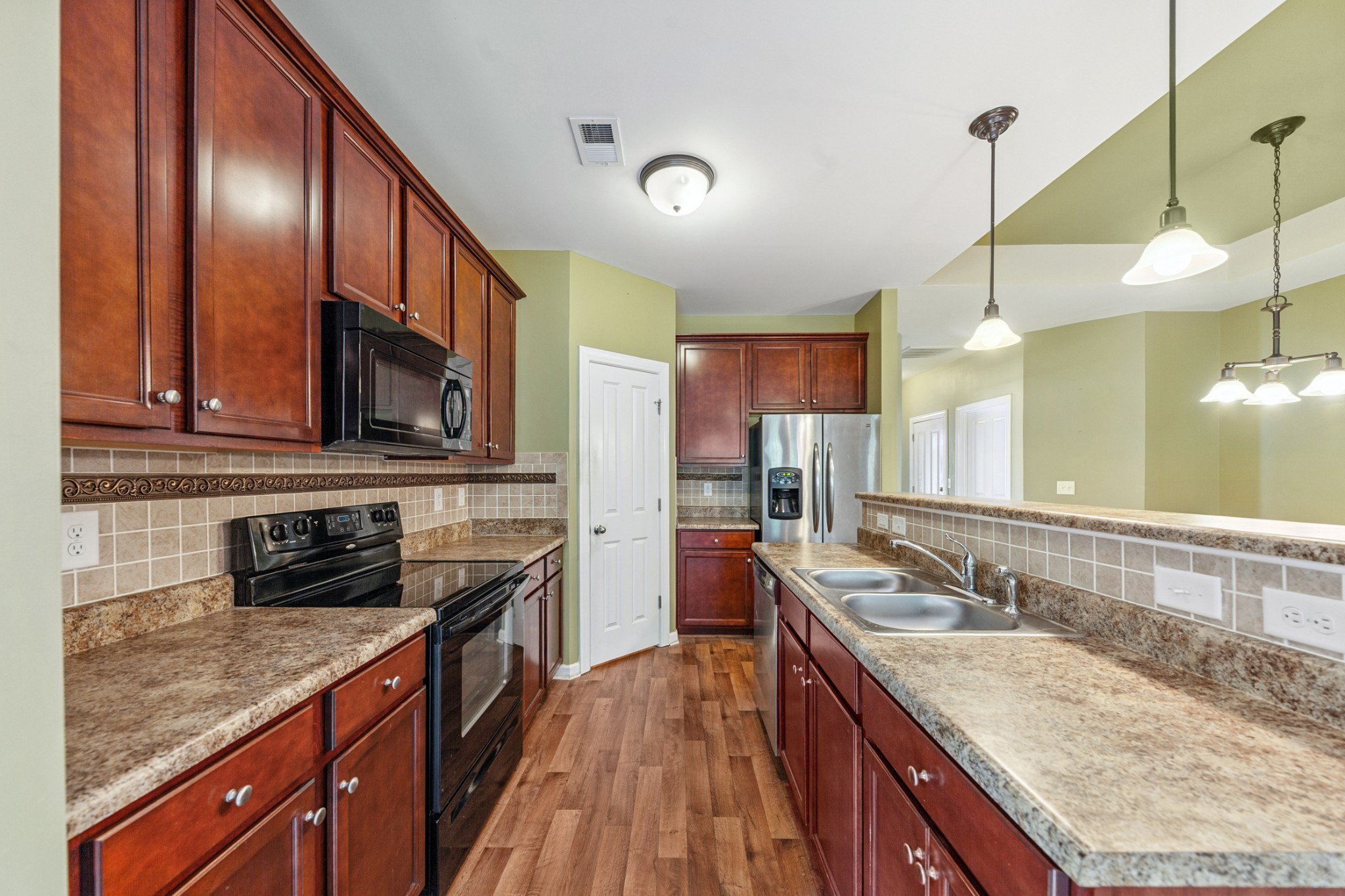 2438 Duxbury Dr