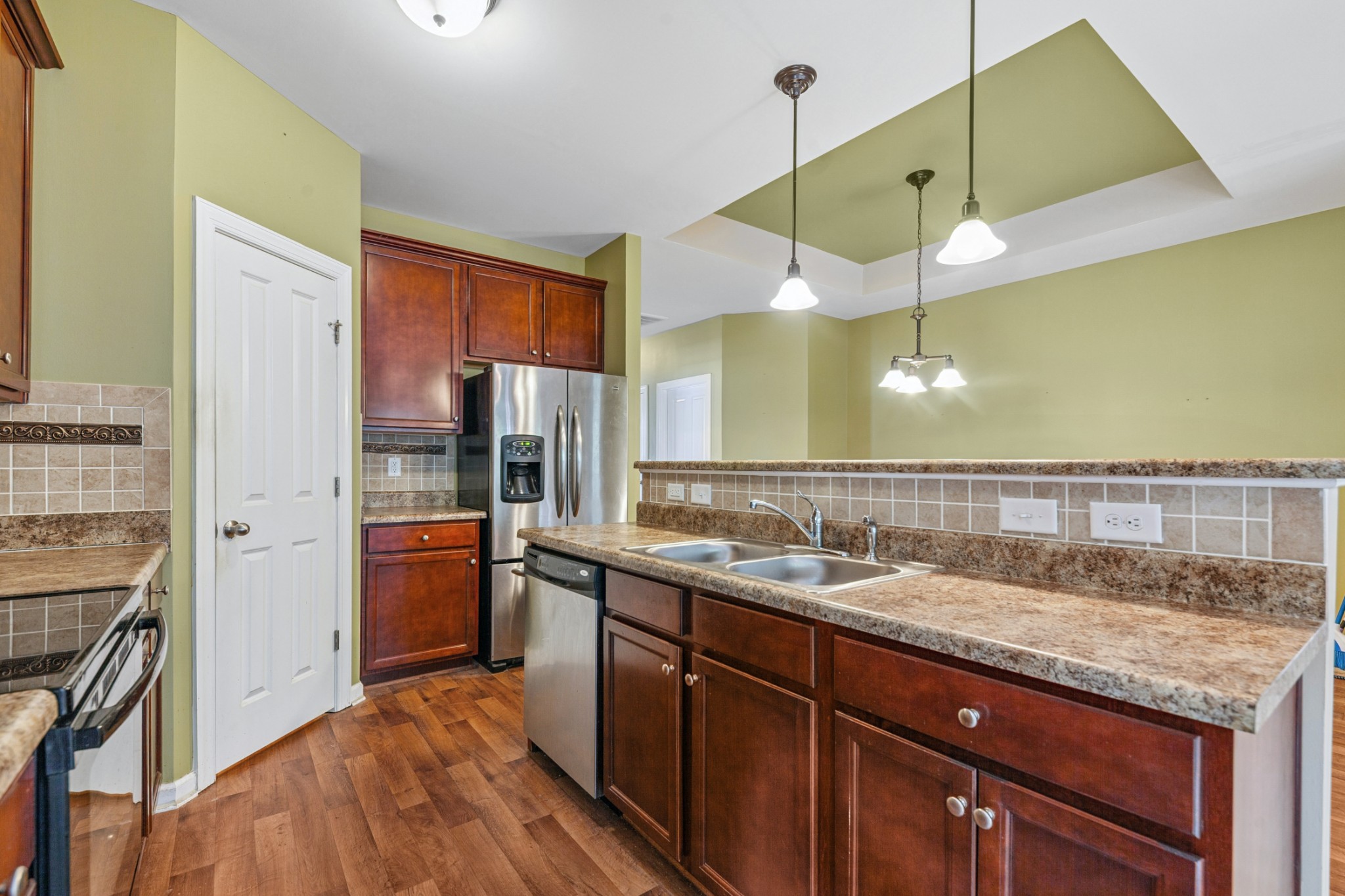 2438 Duxbury Dr
