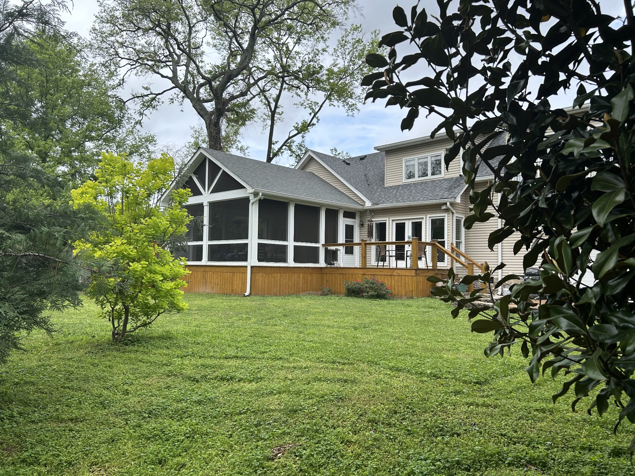 952 Graybar Ln