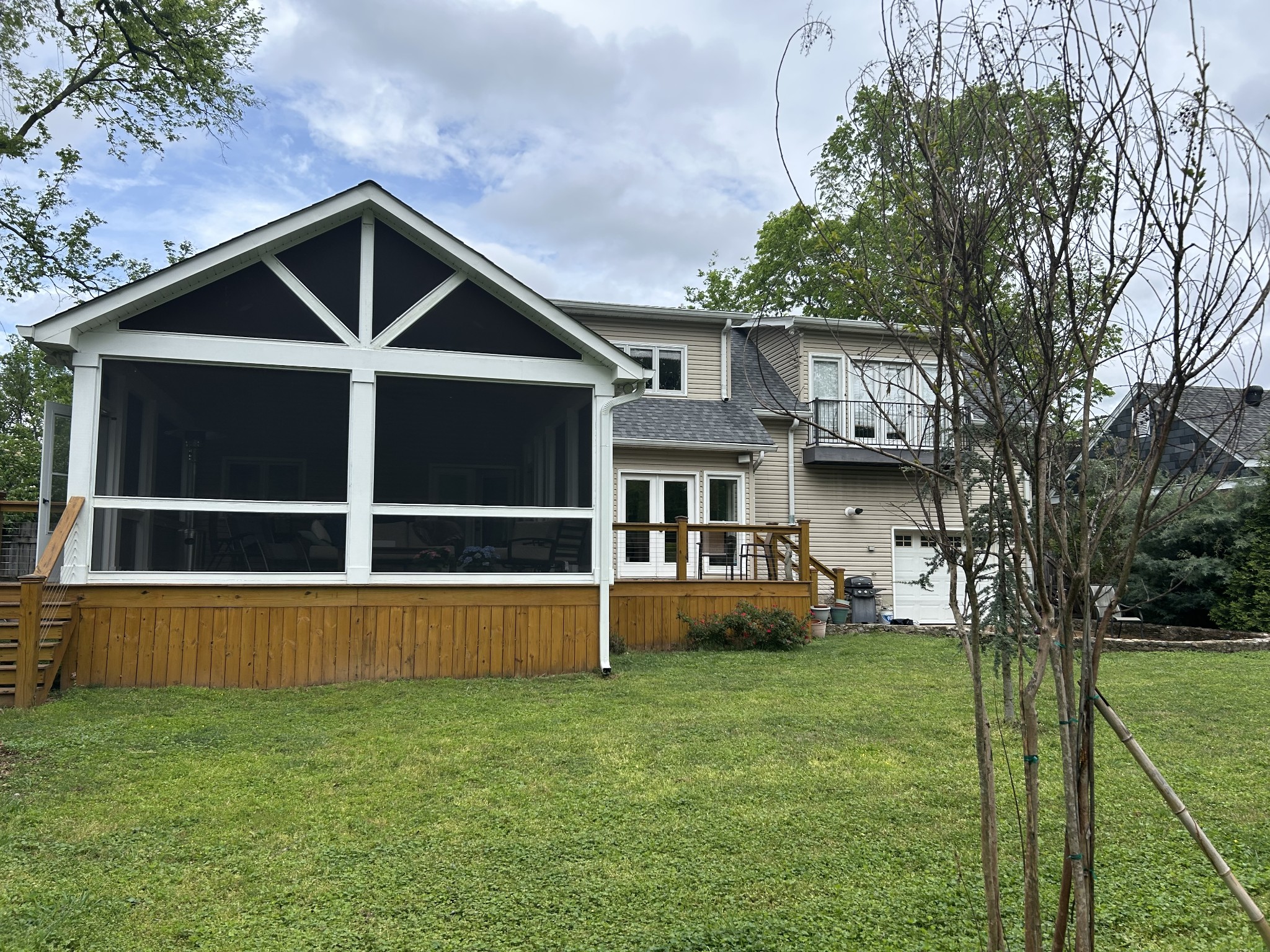 952 Graybar Ln