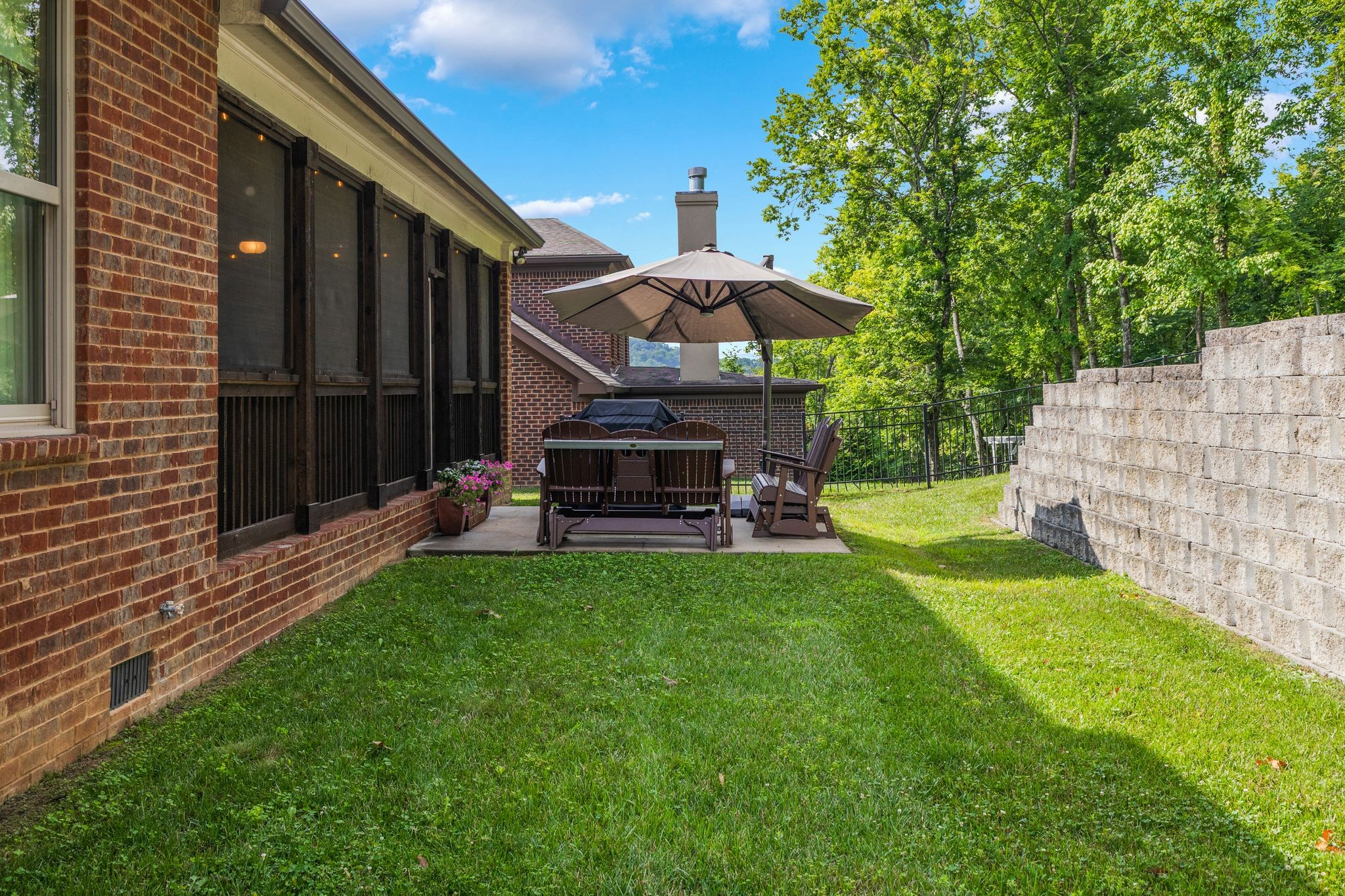 317 Holcombe Ln