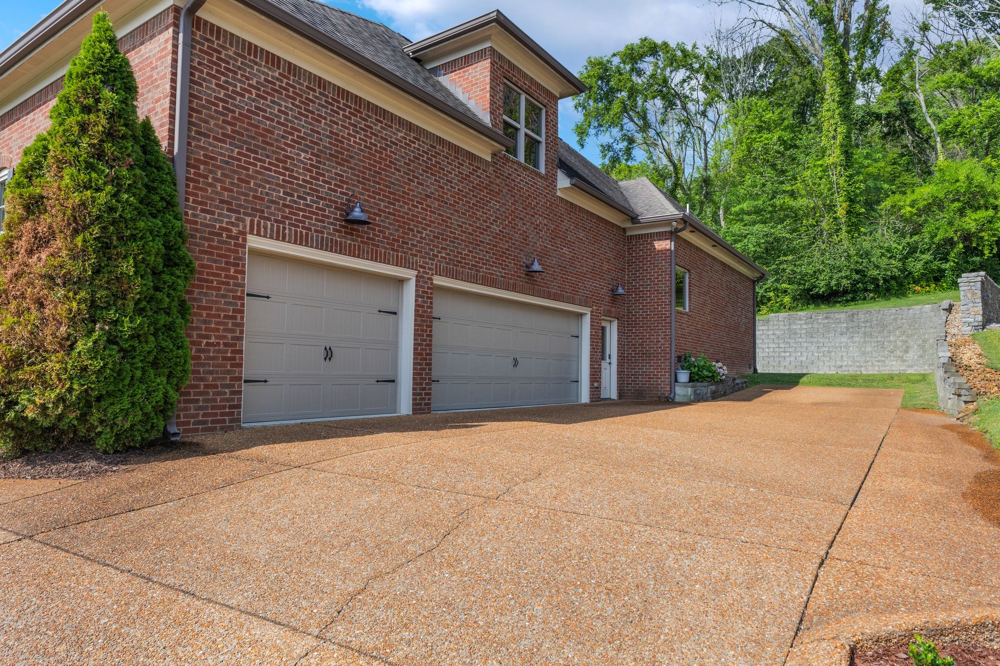 317 Holcombe Ln