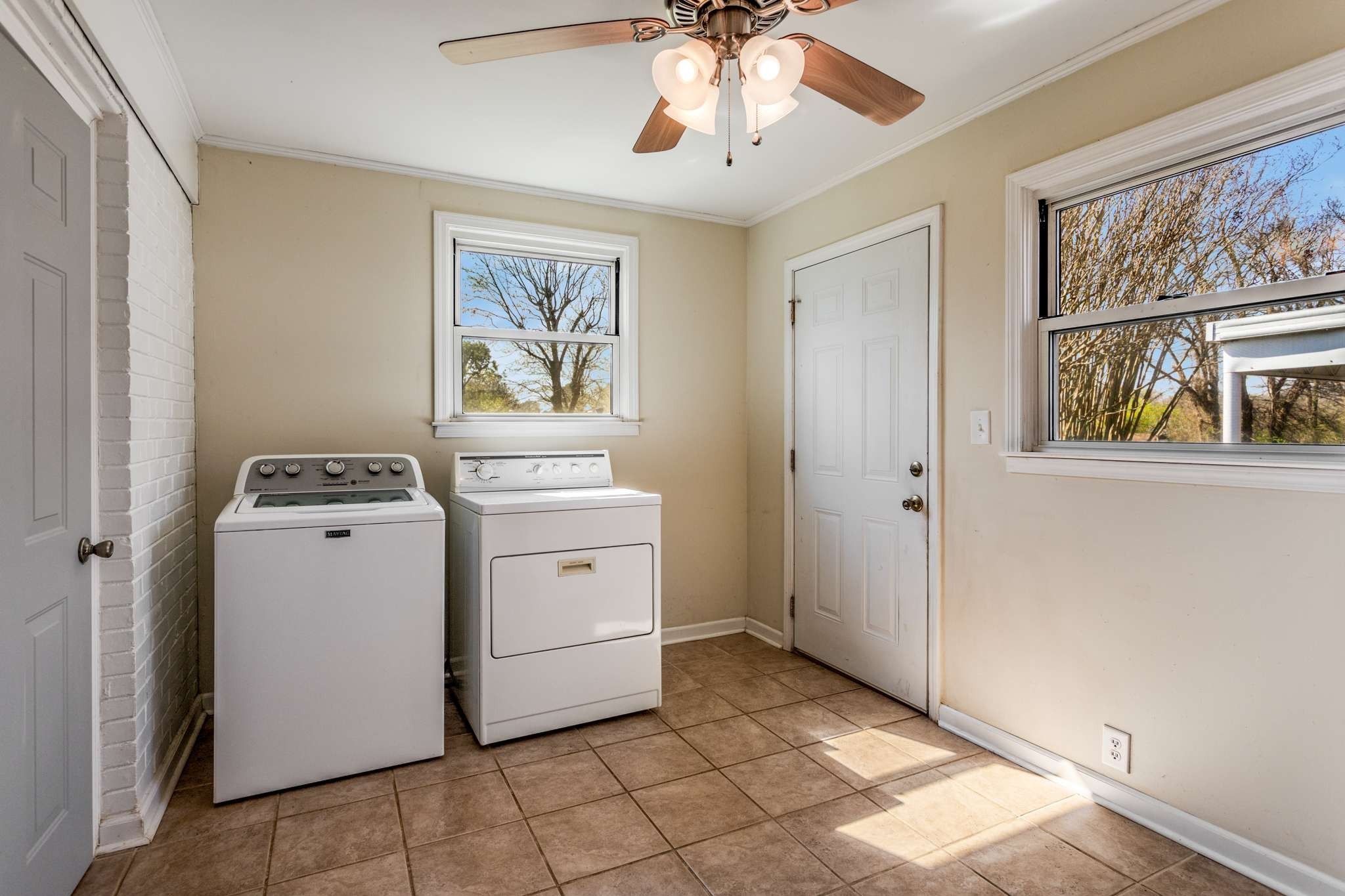 4011 Moss Rose Dr