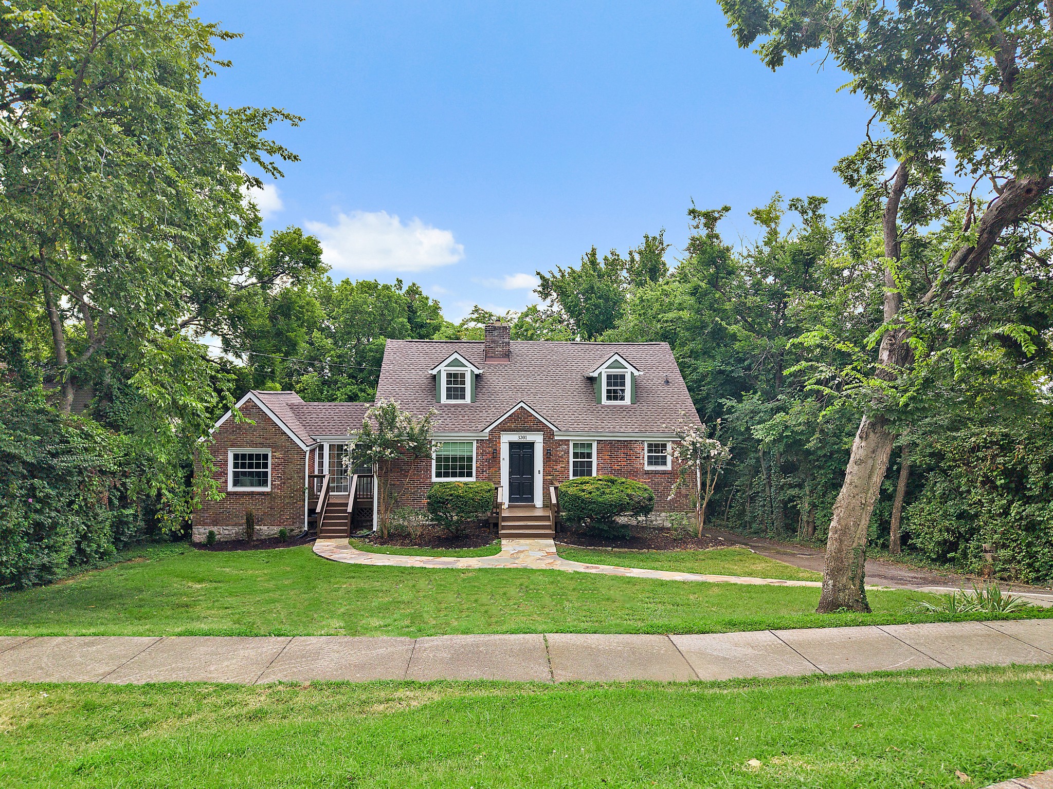 3201 Hillside Dr