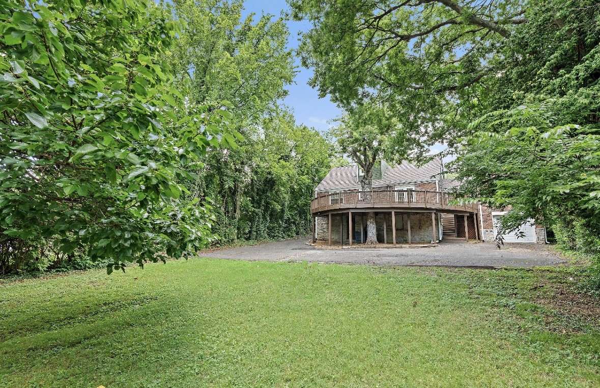 3201 Hillside Dr