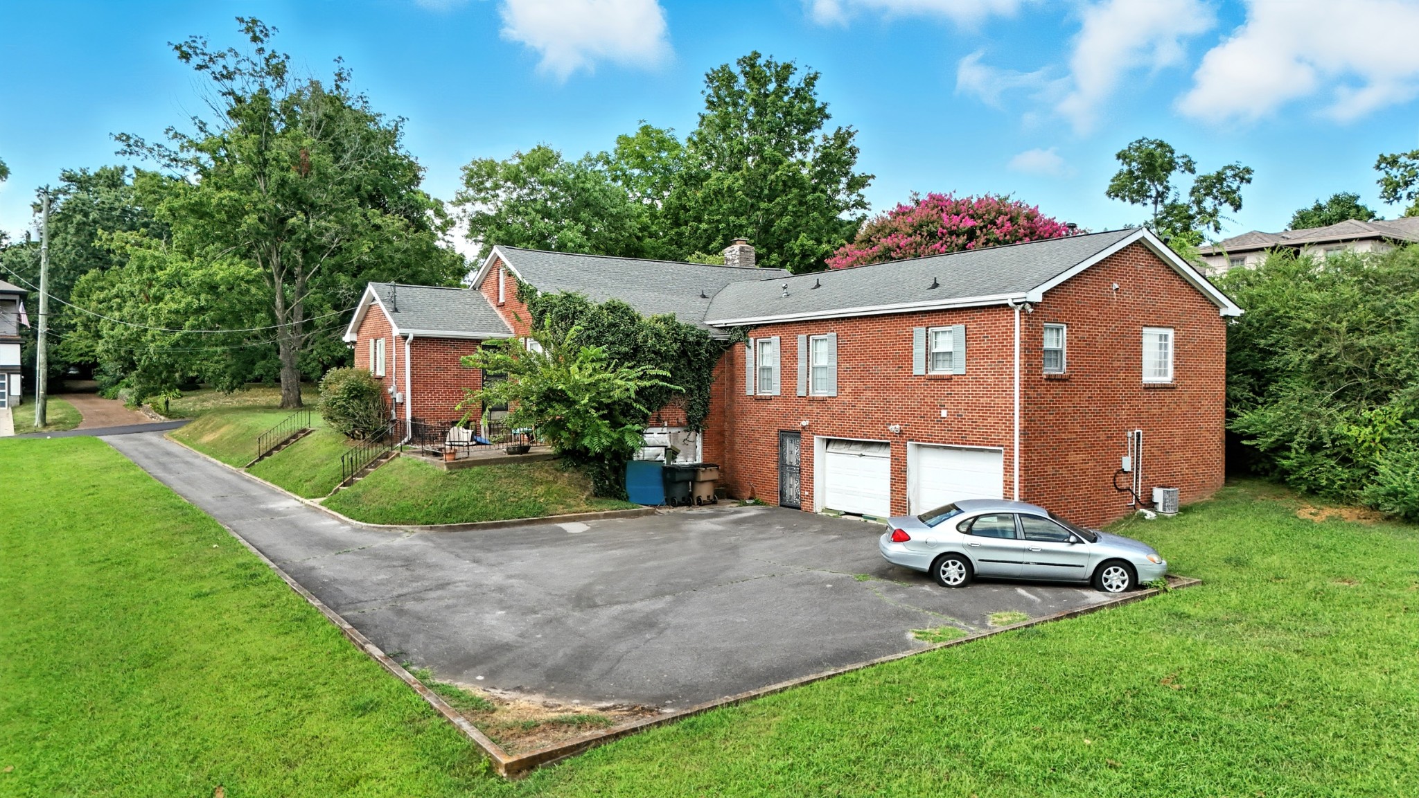 945 Inverness Ave