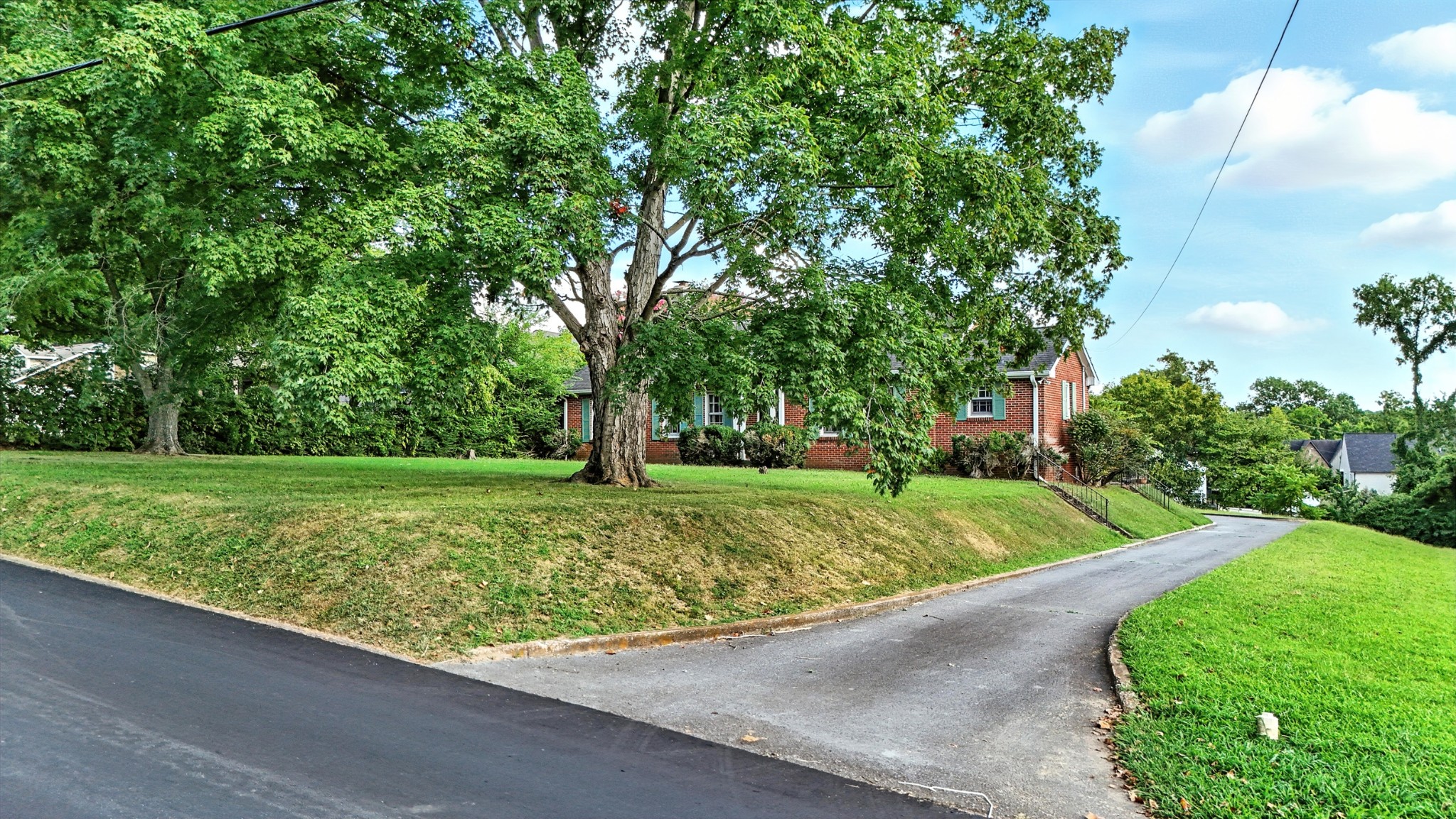 945 Inverness Ave