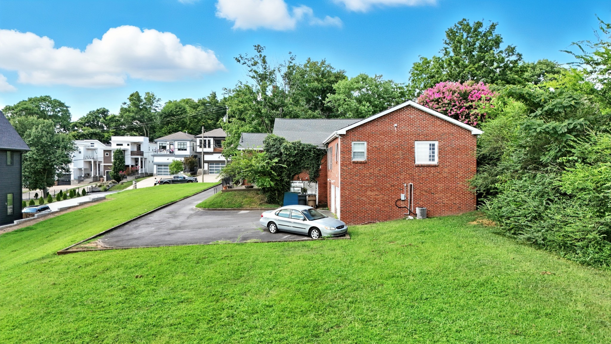 945 Inverness Ave