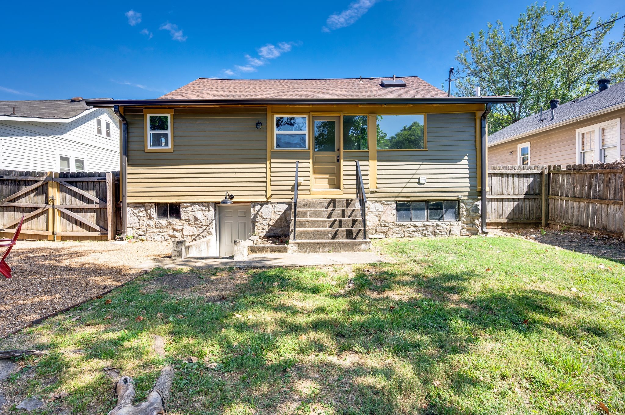 914 W Eastland Ave