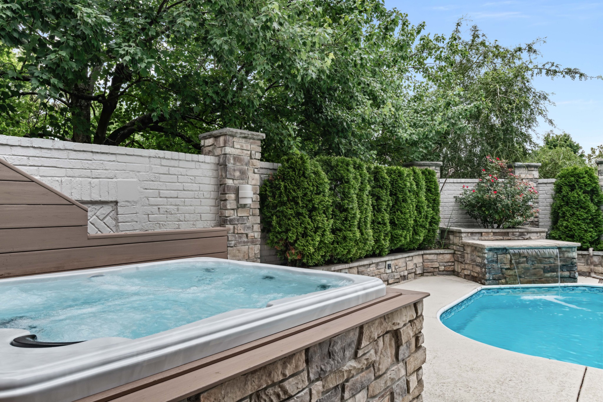 1 Warwick Ln