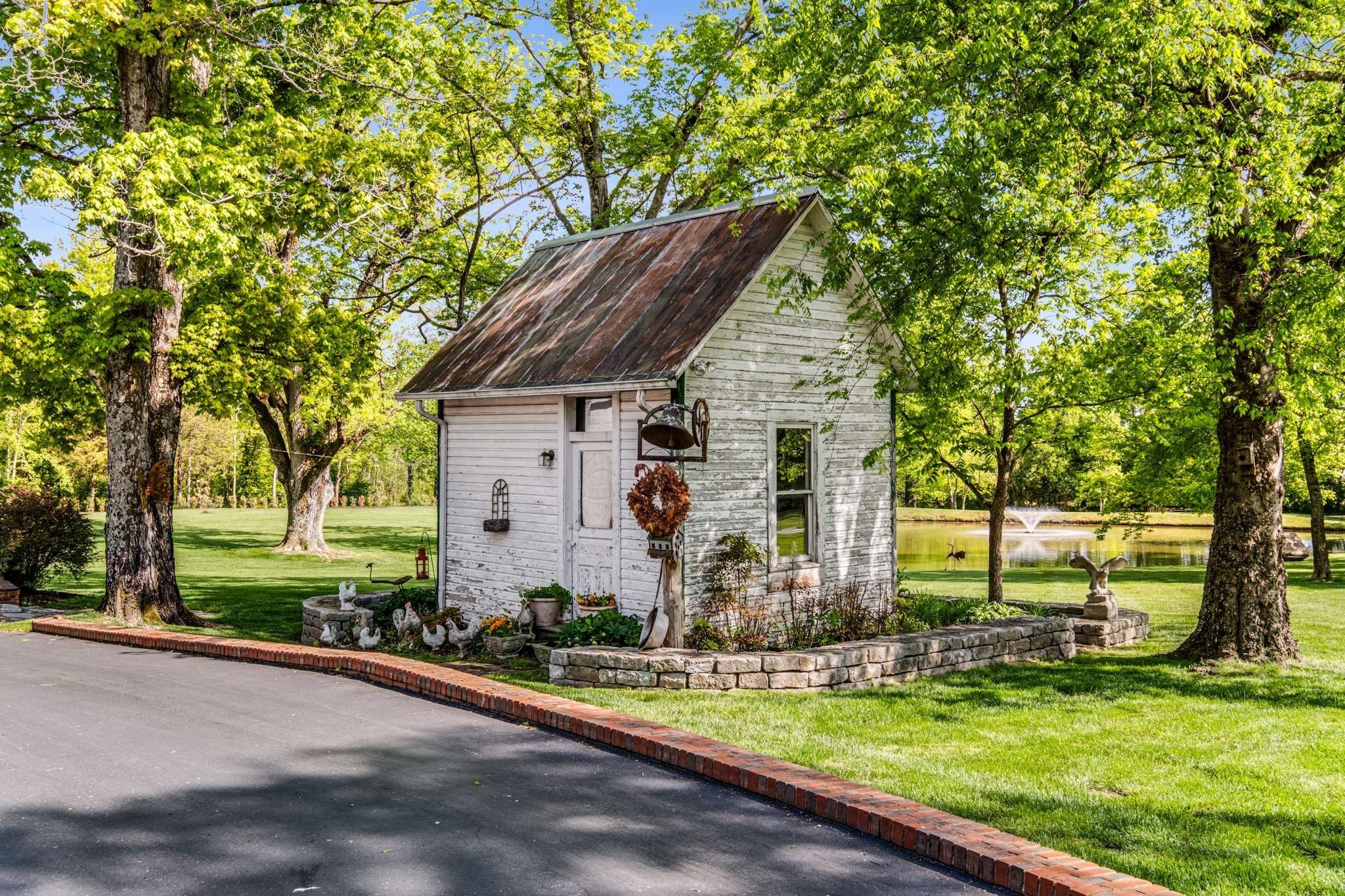 405 Webb Rd, W