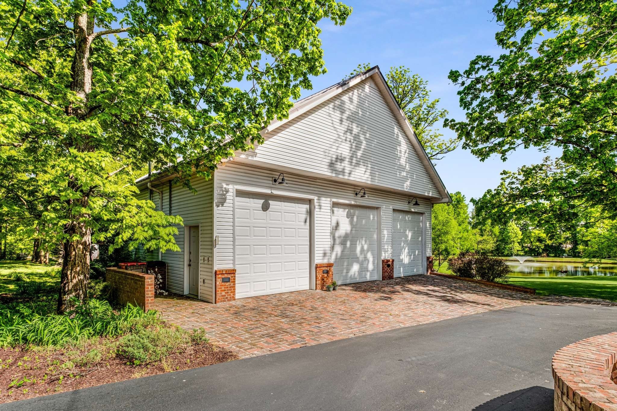 405 Webb Rd, W