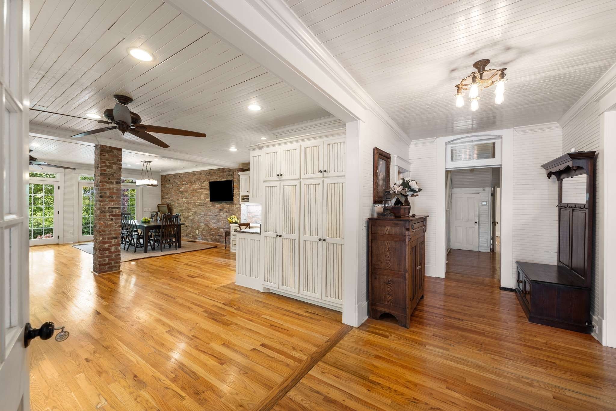 405 Webb Rd, W