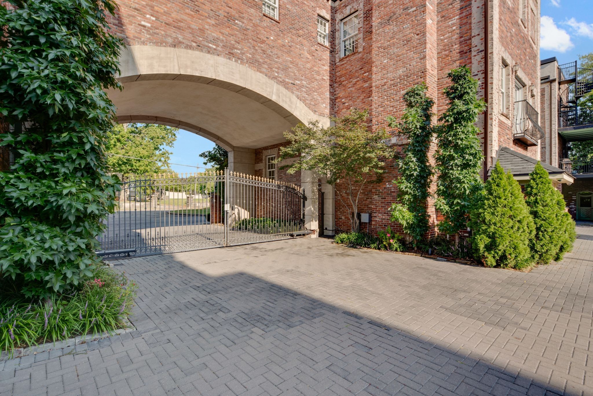 112 W End Close