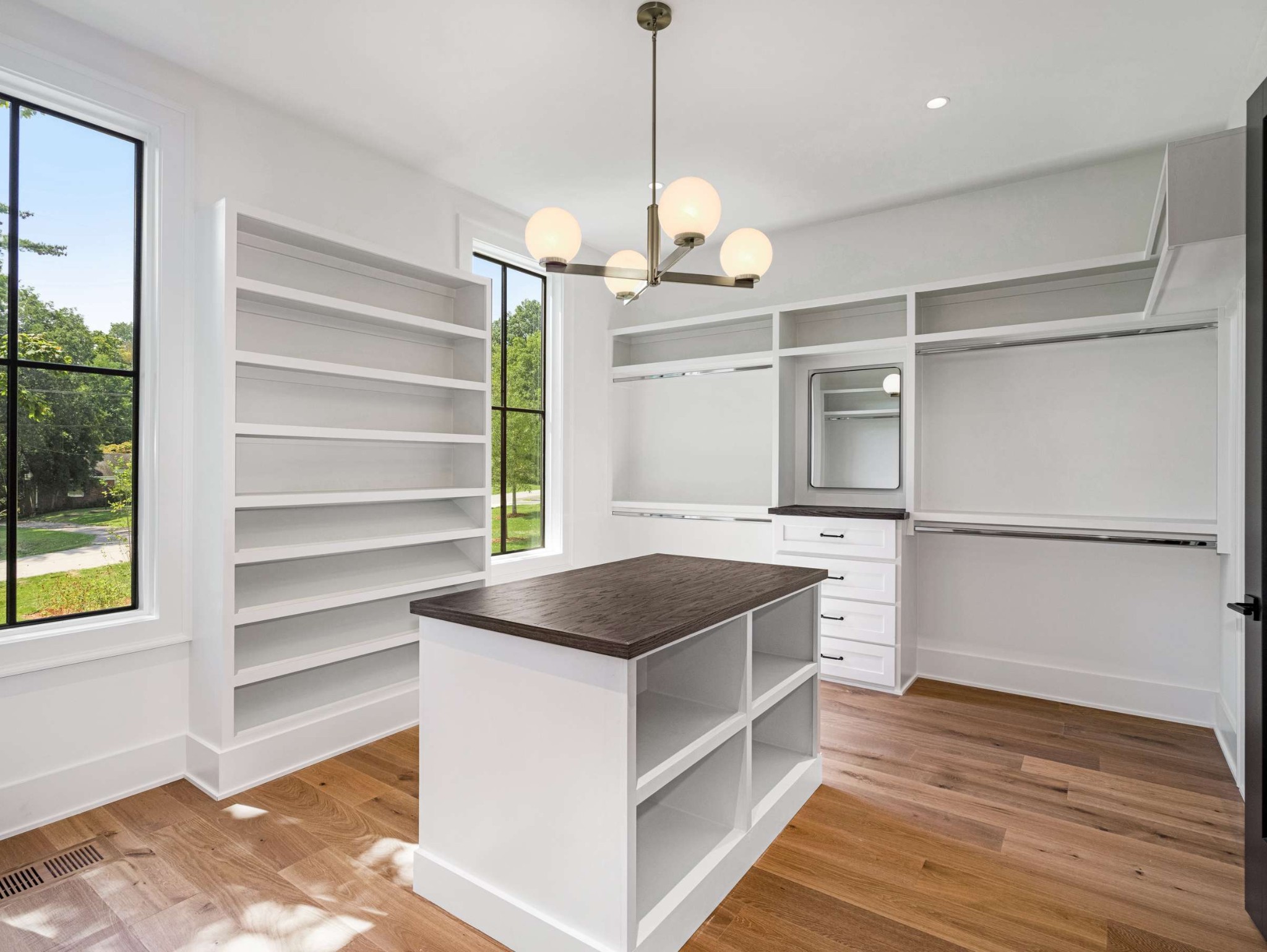 894 Van Leer Dr