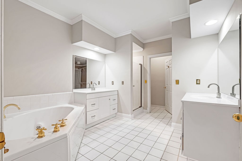 4040 Woodlawn Dr Unit: 12