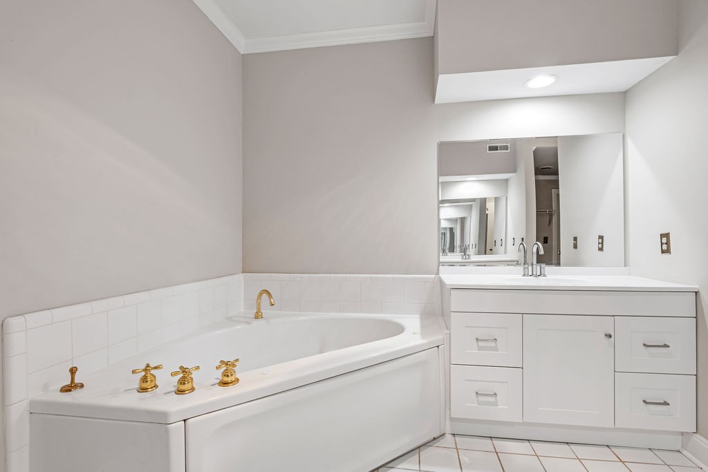 4040 Woodlawn Dr Unit: 12