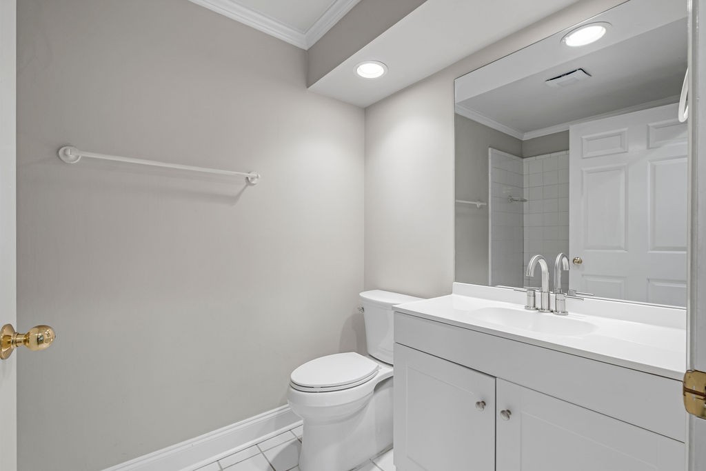 4040 Woodlawn Dr Unit: 12
