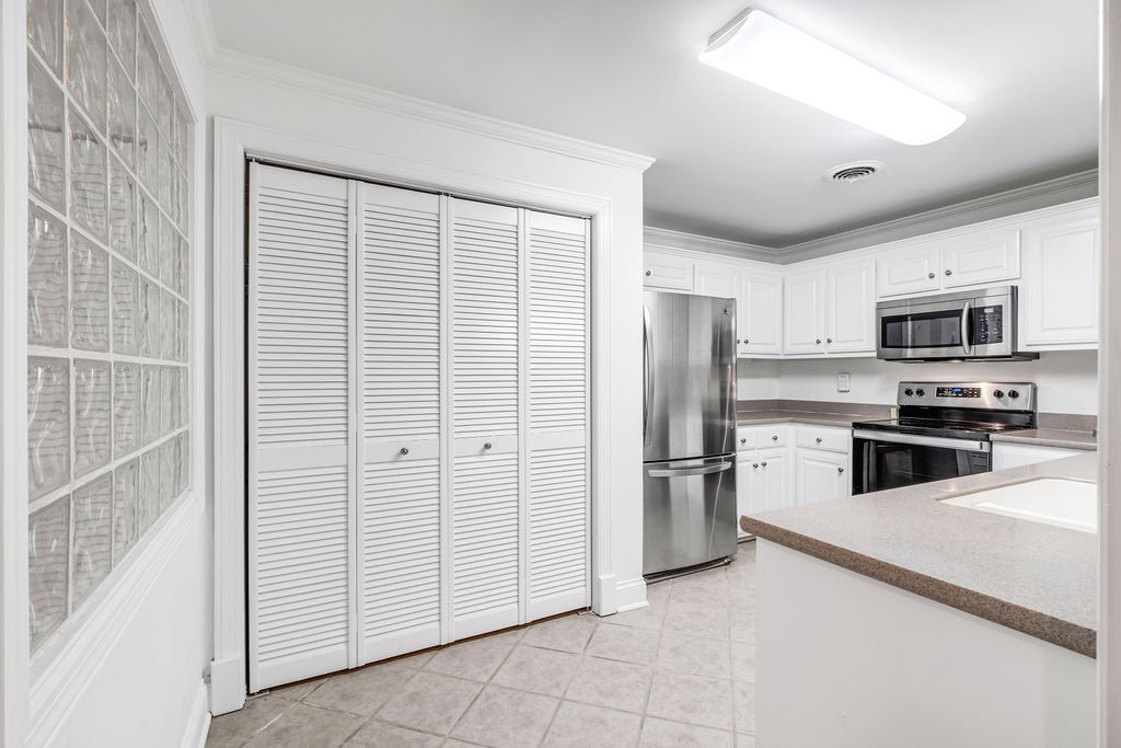 4040 Woodlawn Dr Unit: 12