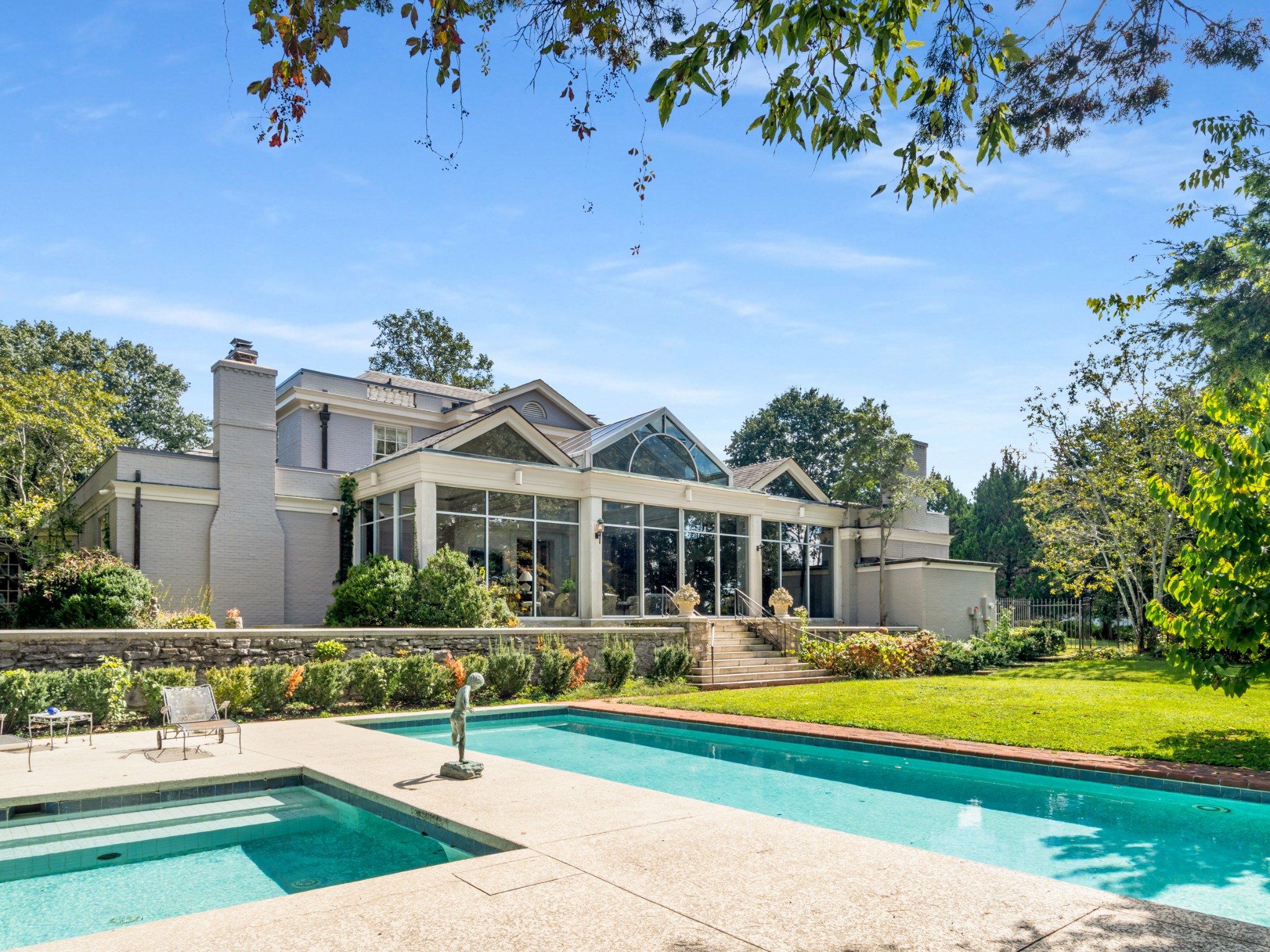 541 Jackson Blvd