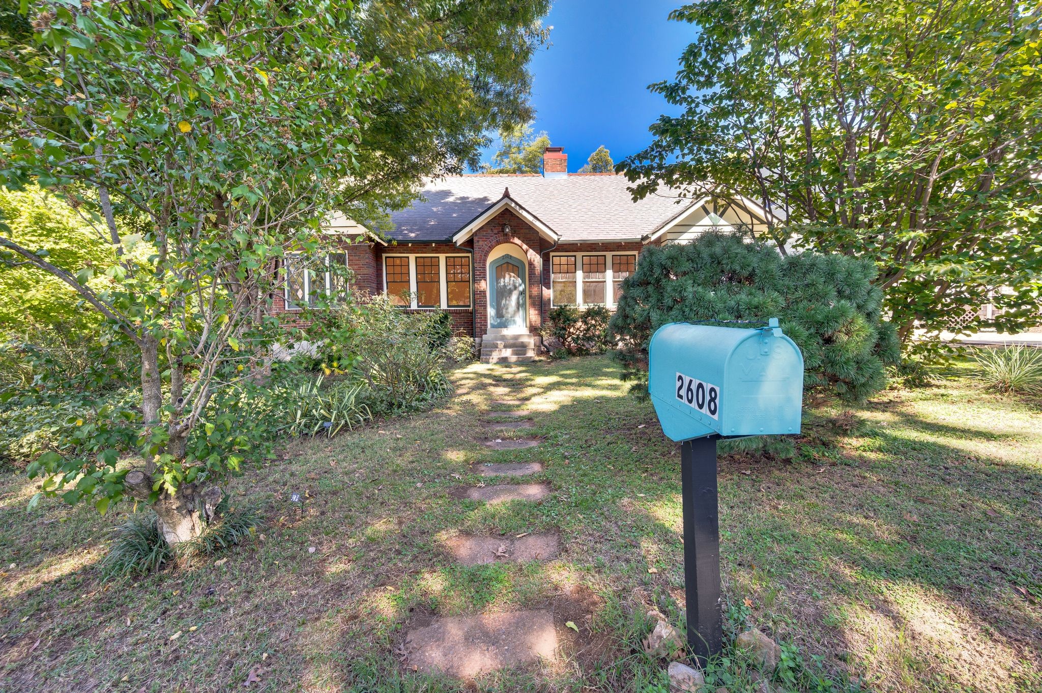 2608 W Linden Ave