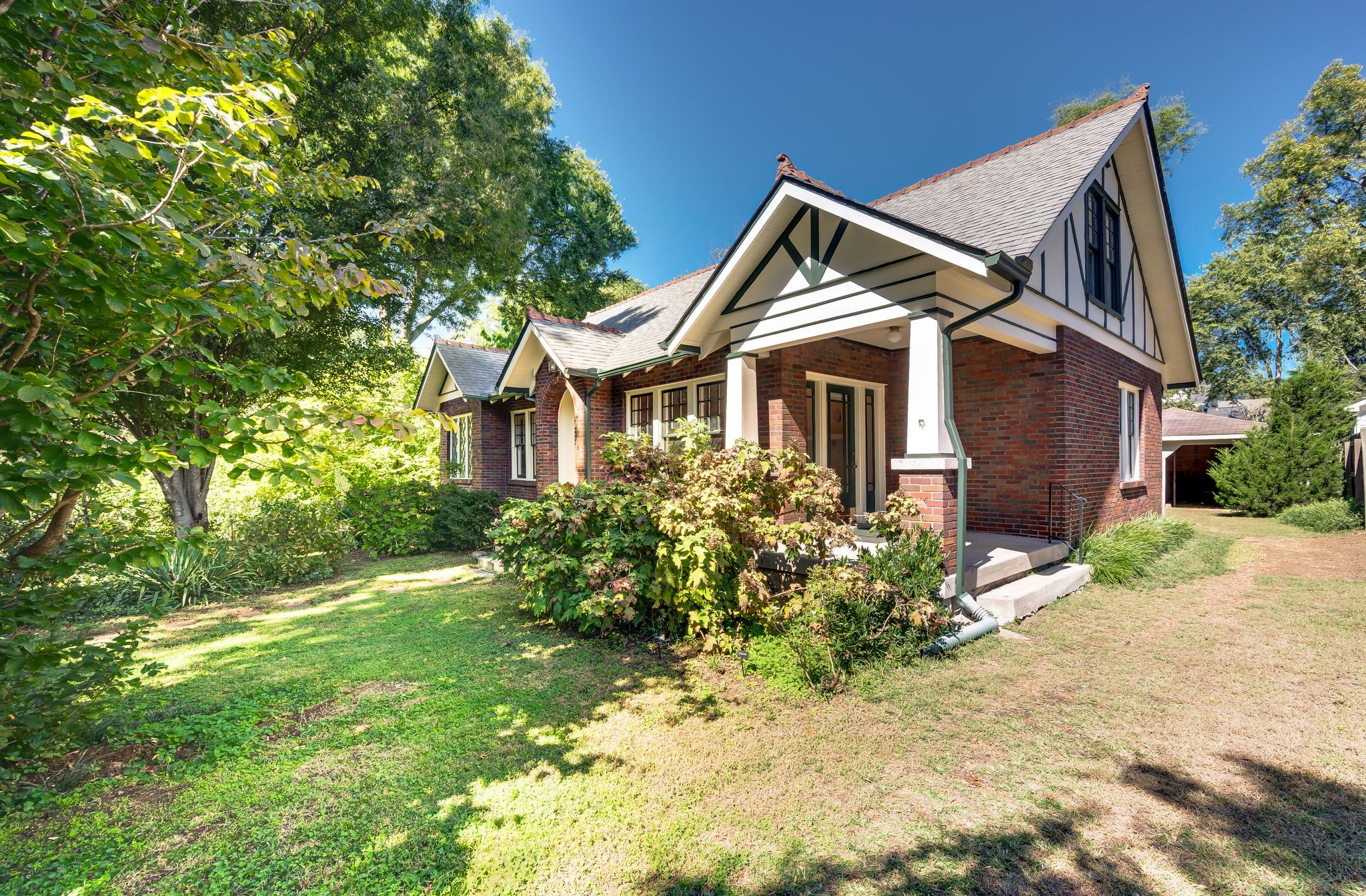 2608 W Linden Ave