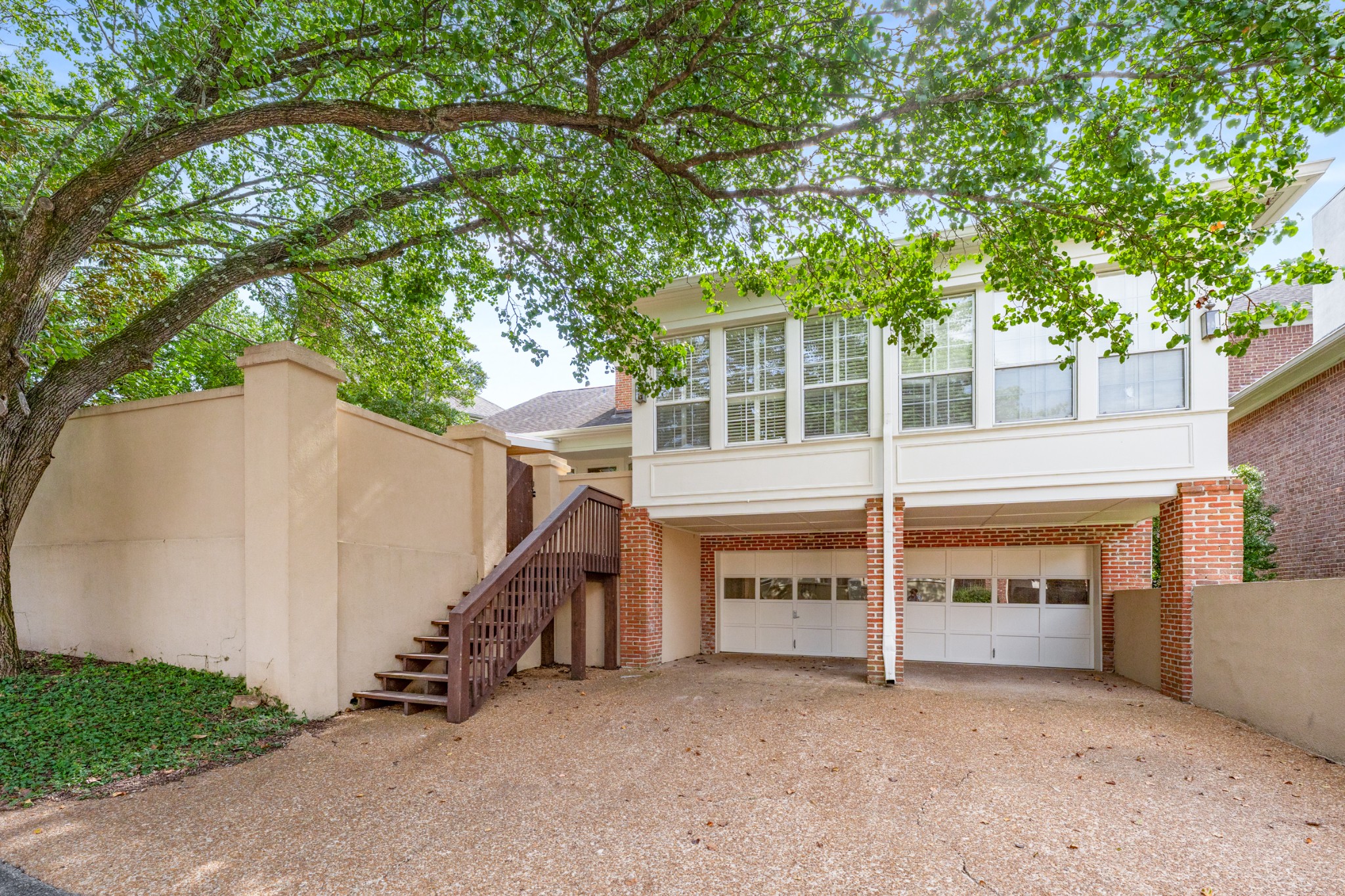 303 Saint James Park