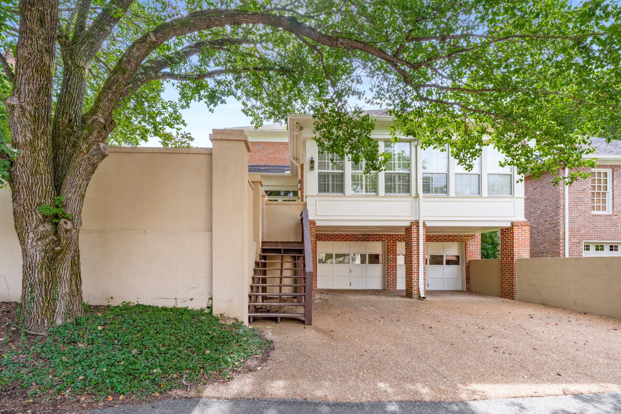 303 Saint James Park