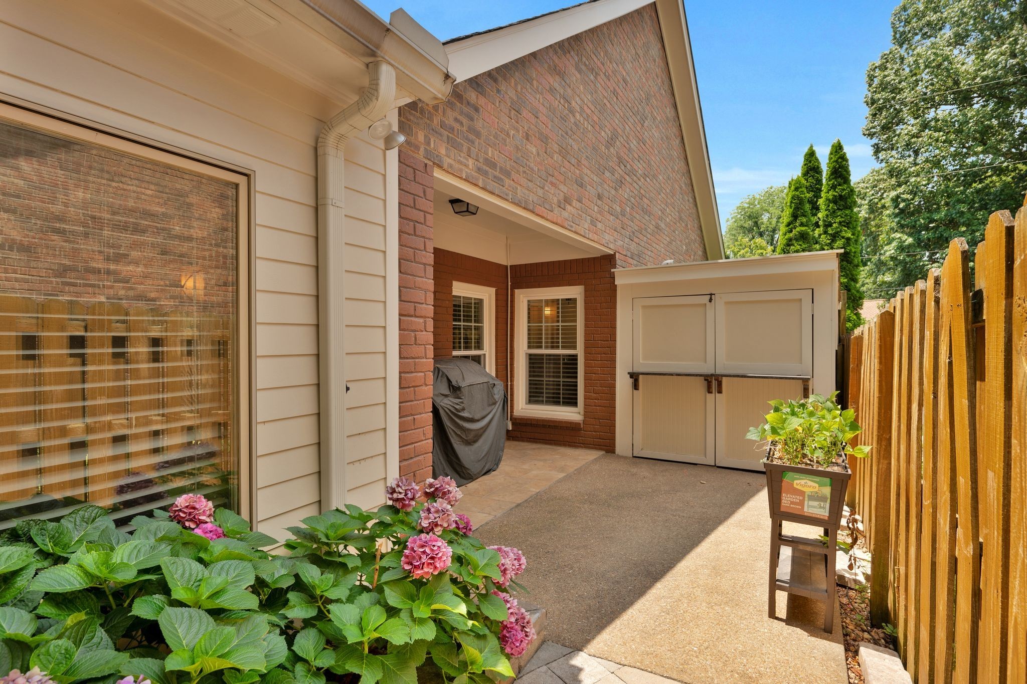 1025 Saint Andrews Pl