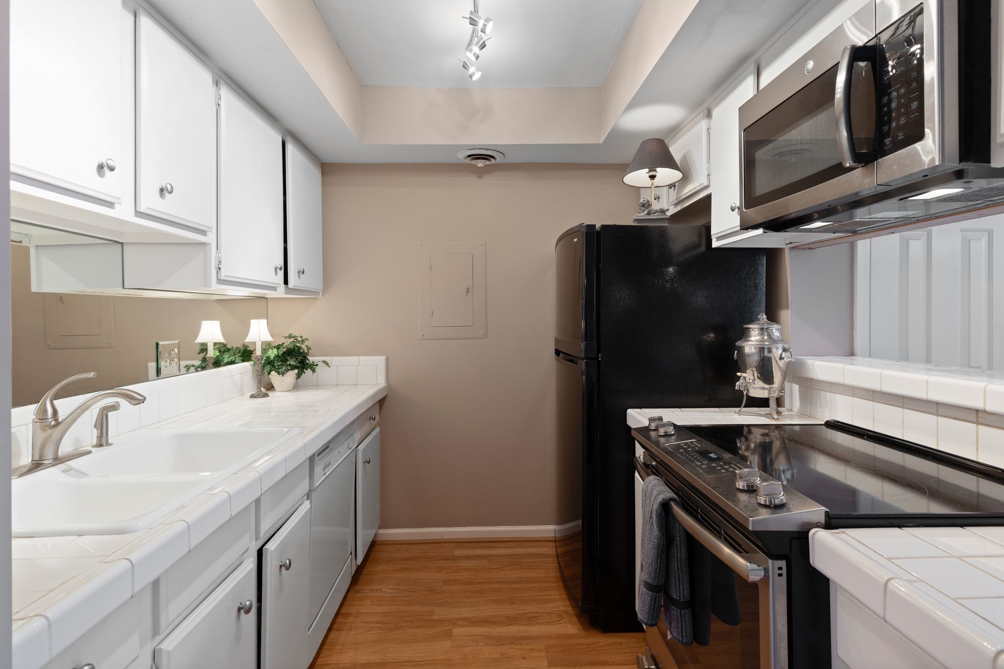 8207 Sawyer Brown Rd Unit: M1