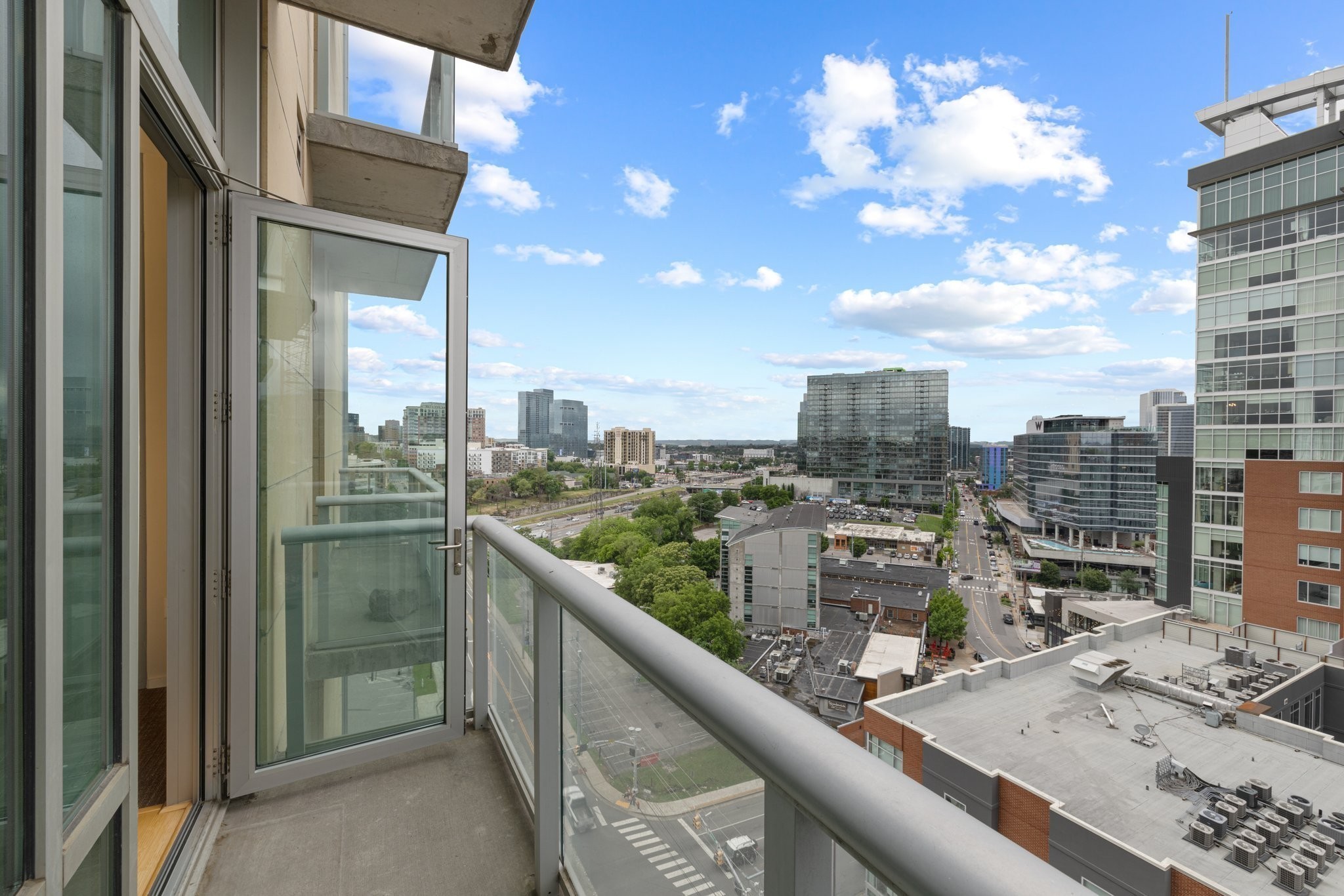 700 12th Ave, S Unit: 1002