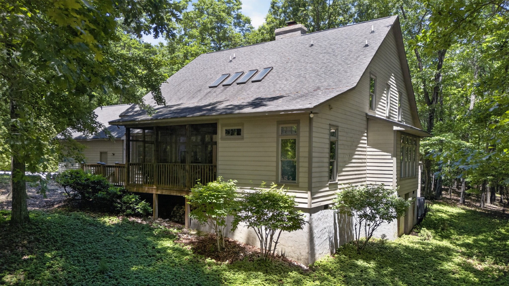 2046 Lakeshore Dr