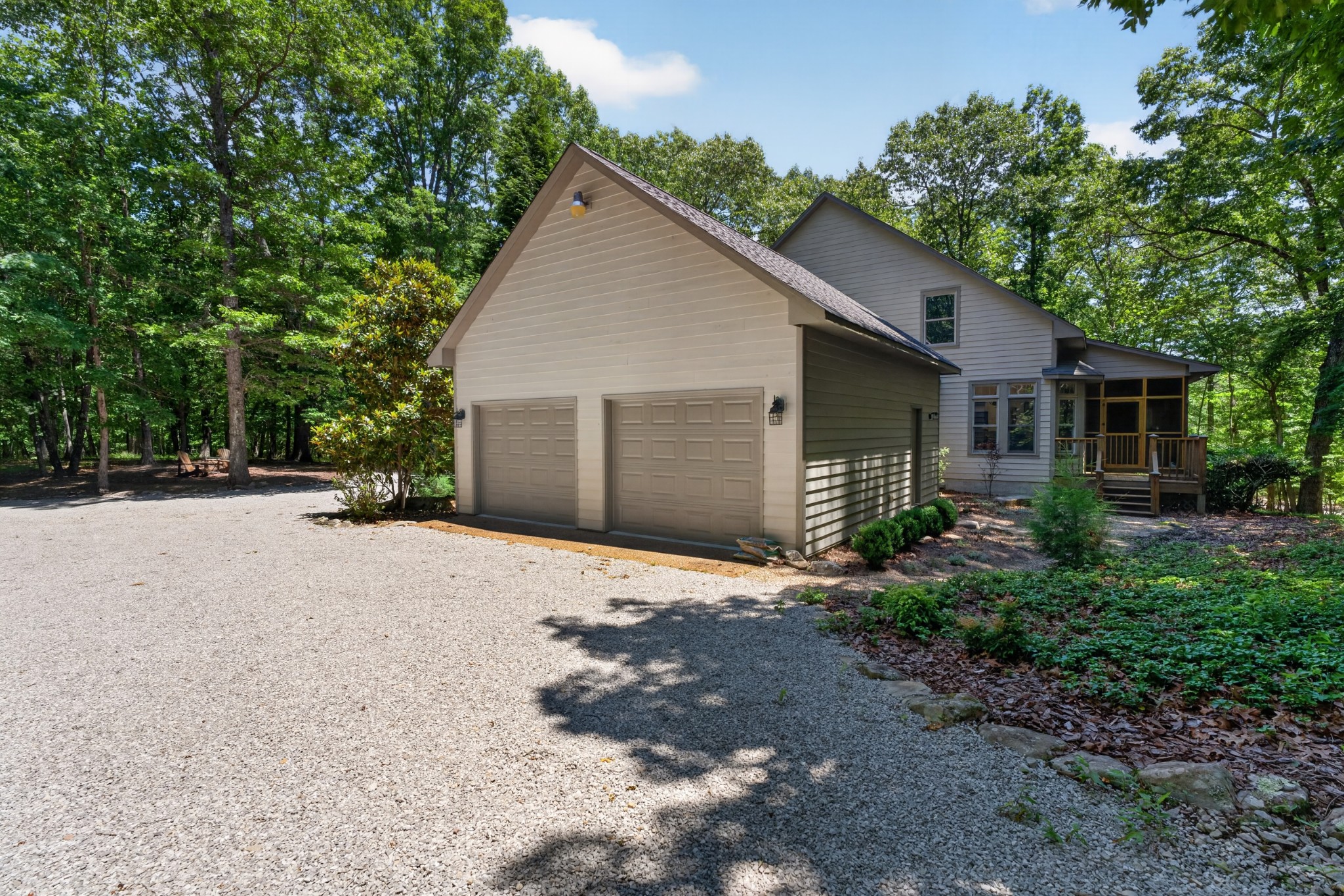 2046 Lakeshore Dr