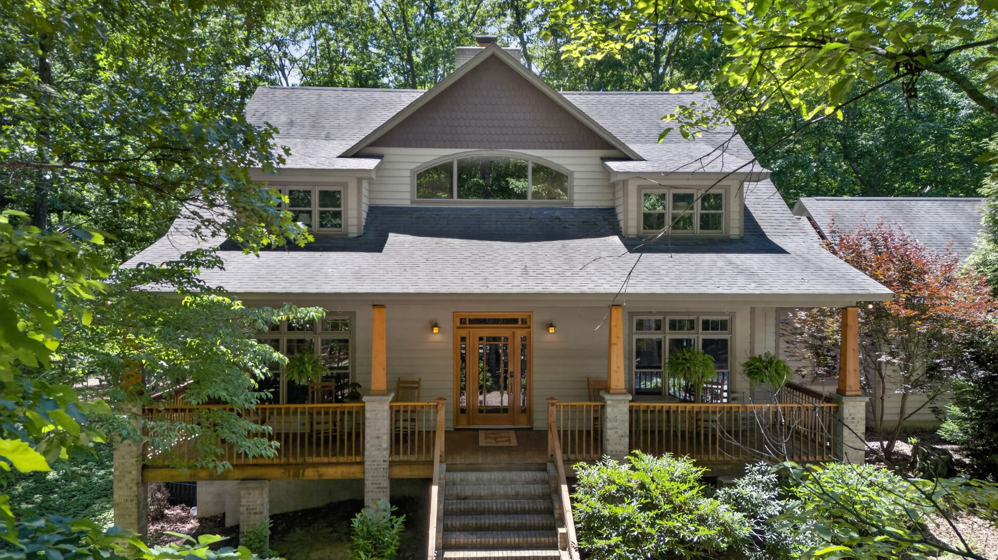 2046 Lakeshore Dr